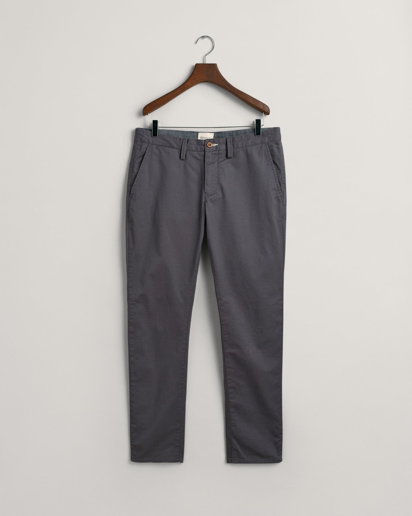 ANTRACITE, SLIM TWILL CHINOS, FLAT-LAY BY GANT AU.