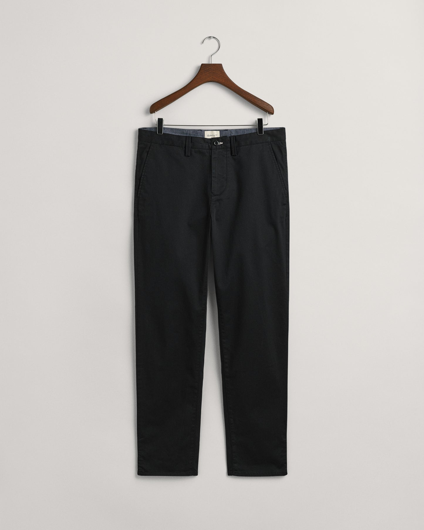 BLACK, REGULAR TWILL CHINOS, FLAT-LAY BY GANT AU.