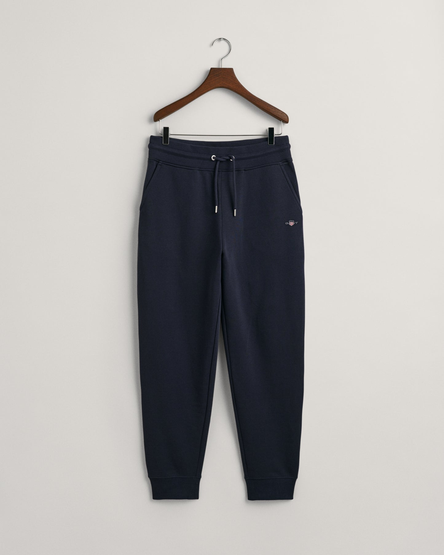 EVENING BLUE, REG SHIELD SWEATPANTS, FLAT-LAY BY GANT AU.