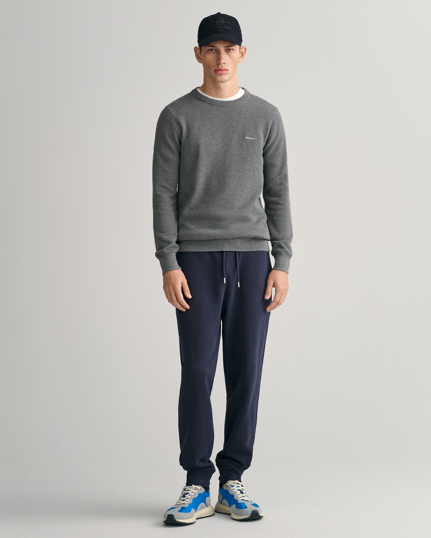 EVENING BLUE, REG SHIELD SWEATPANTS, FRONT-VIEW BY GANT AU.