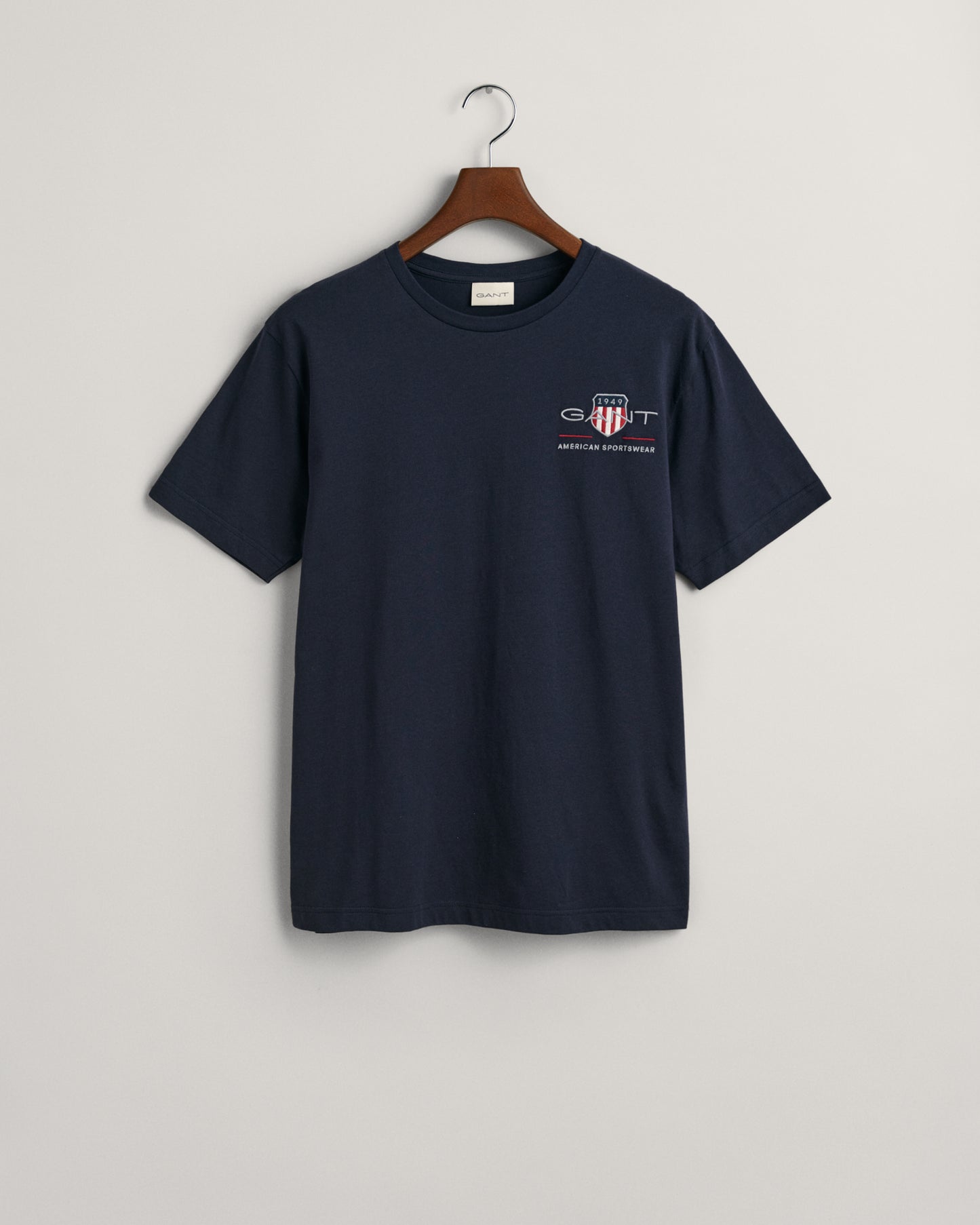 EVENING BLUE, REG ARCHIVE SHIELD EMB SS T-SHIRT, FLAT-LAY BY GANT AU.