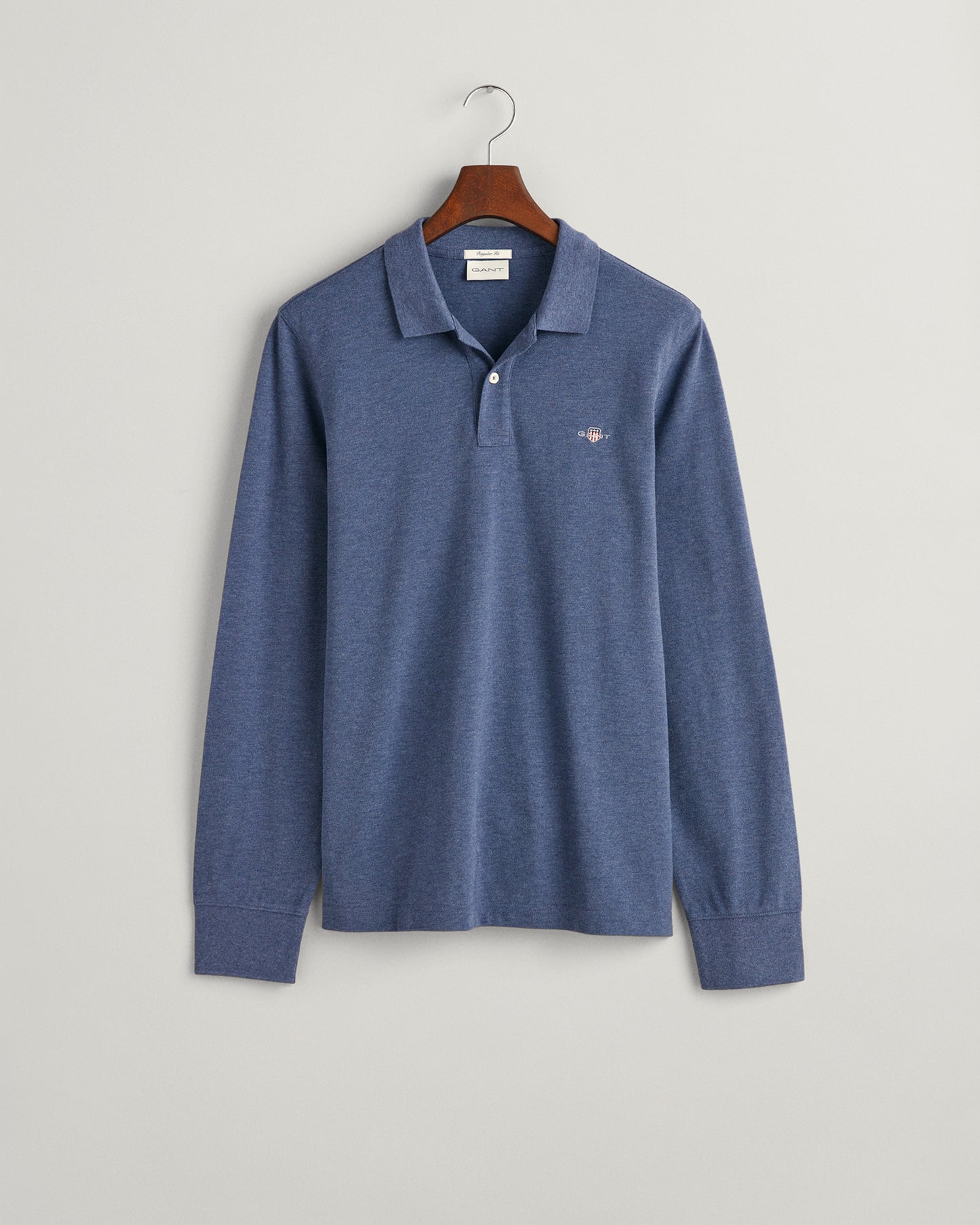 DK JEANSBLUE MELANGE, REG SHIELD LS PIQUE POLO, FLAT-LAY BY GANT AU.