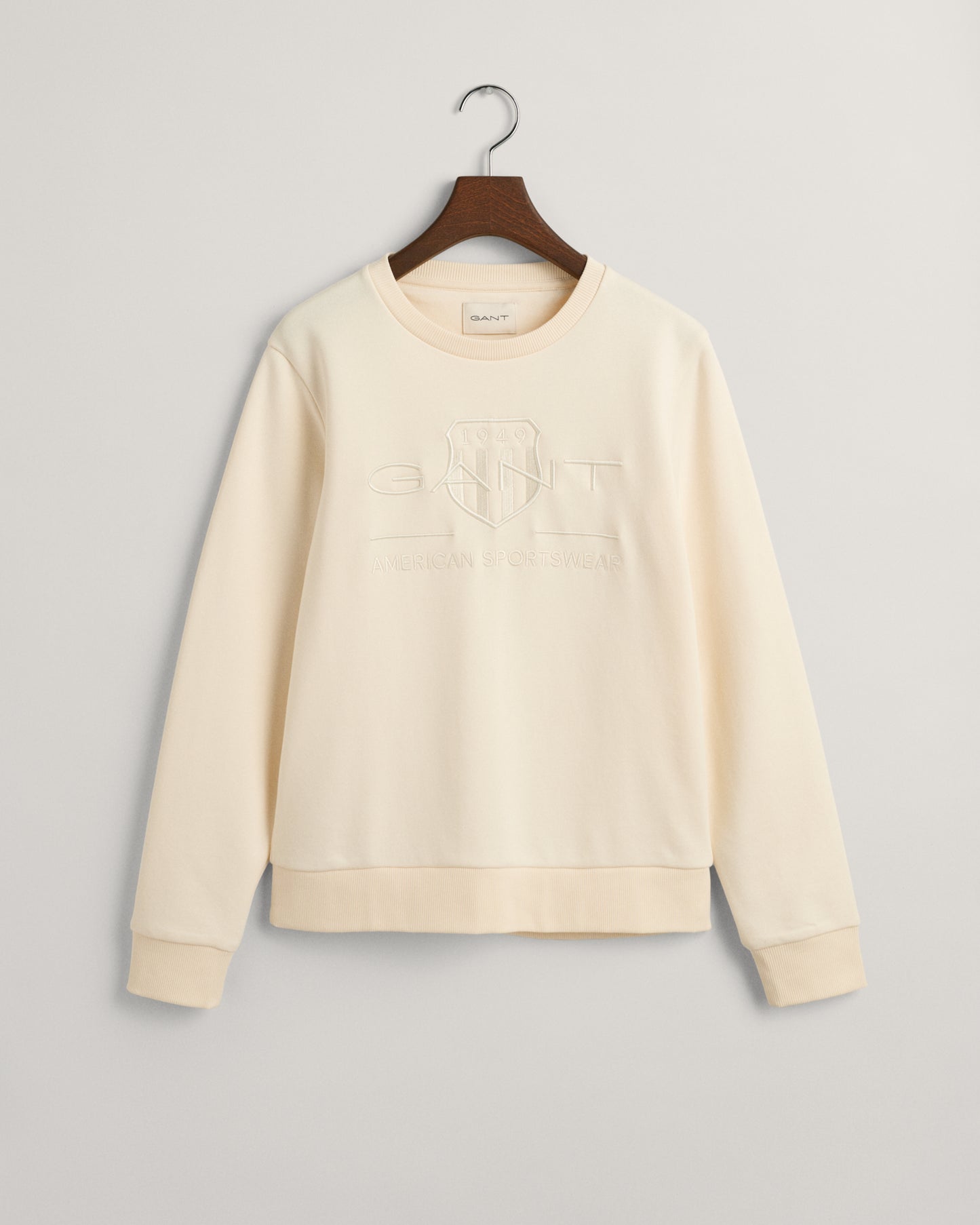 LINEN, REG TONAL SHIELD C-NECK SWEAT, FLAT-LAY BY GANT AU.