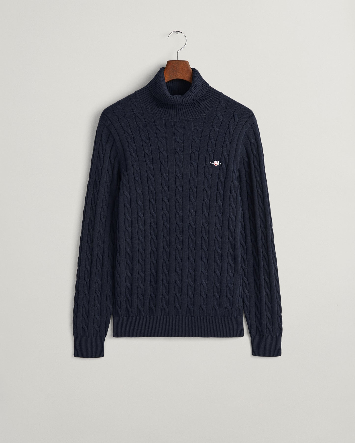 EVENING BLUE, COTTON CABLE TURTLE NECK, FLAT-LAY BY GANT AU.