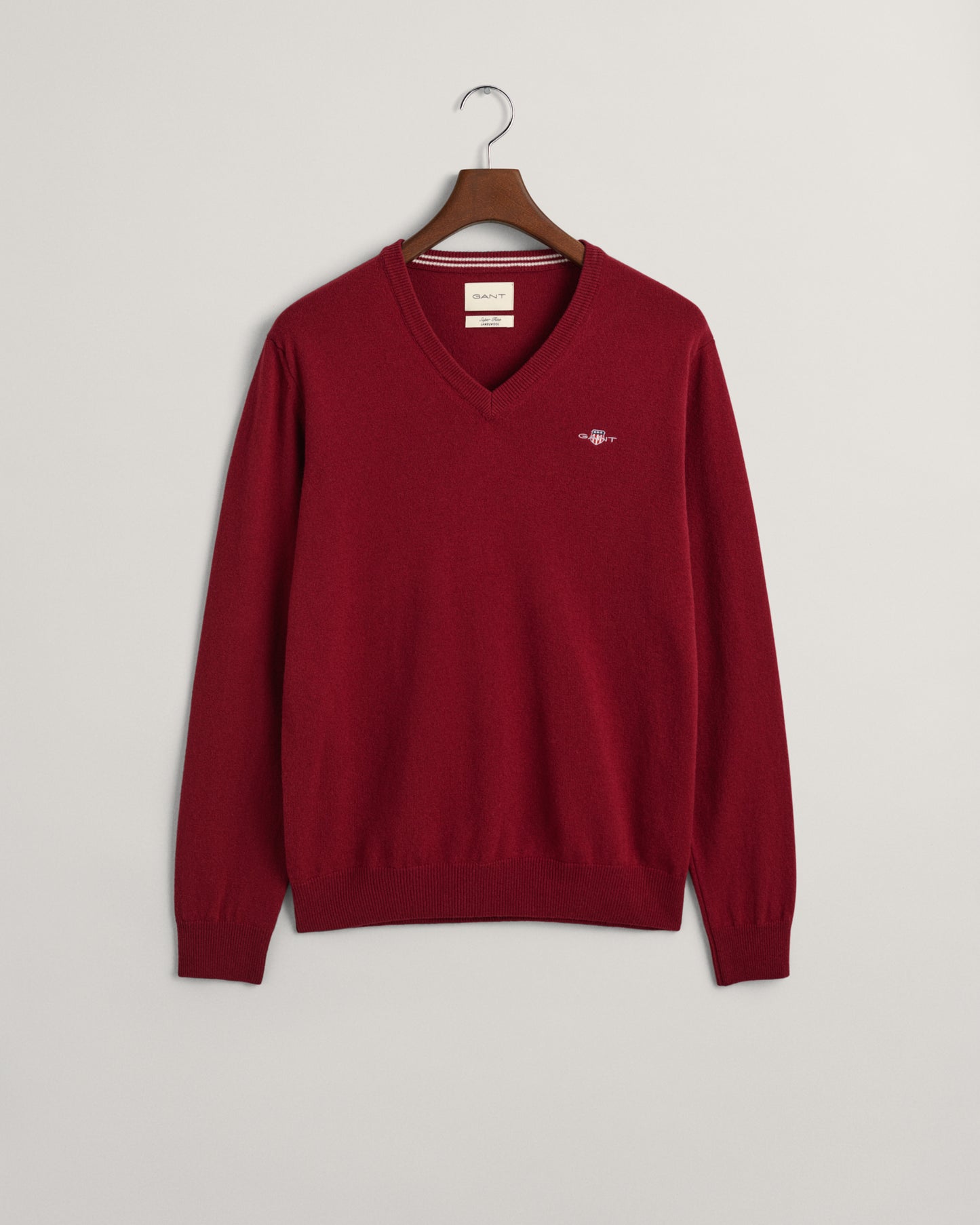 PORT RED, SUPERFINE LAMBSWOOL V-NECK, FLAT-LAY BY GANT AU.