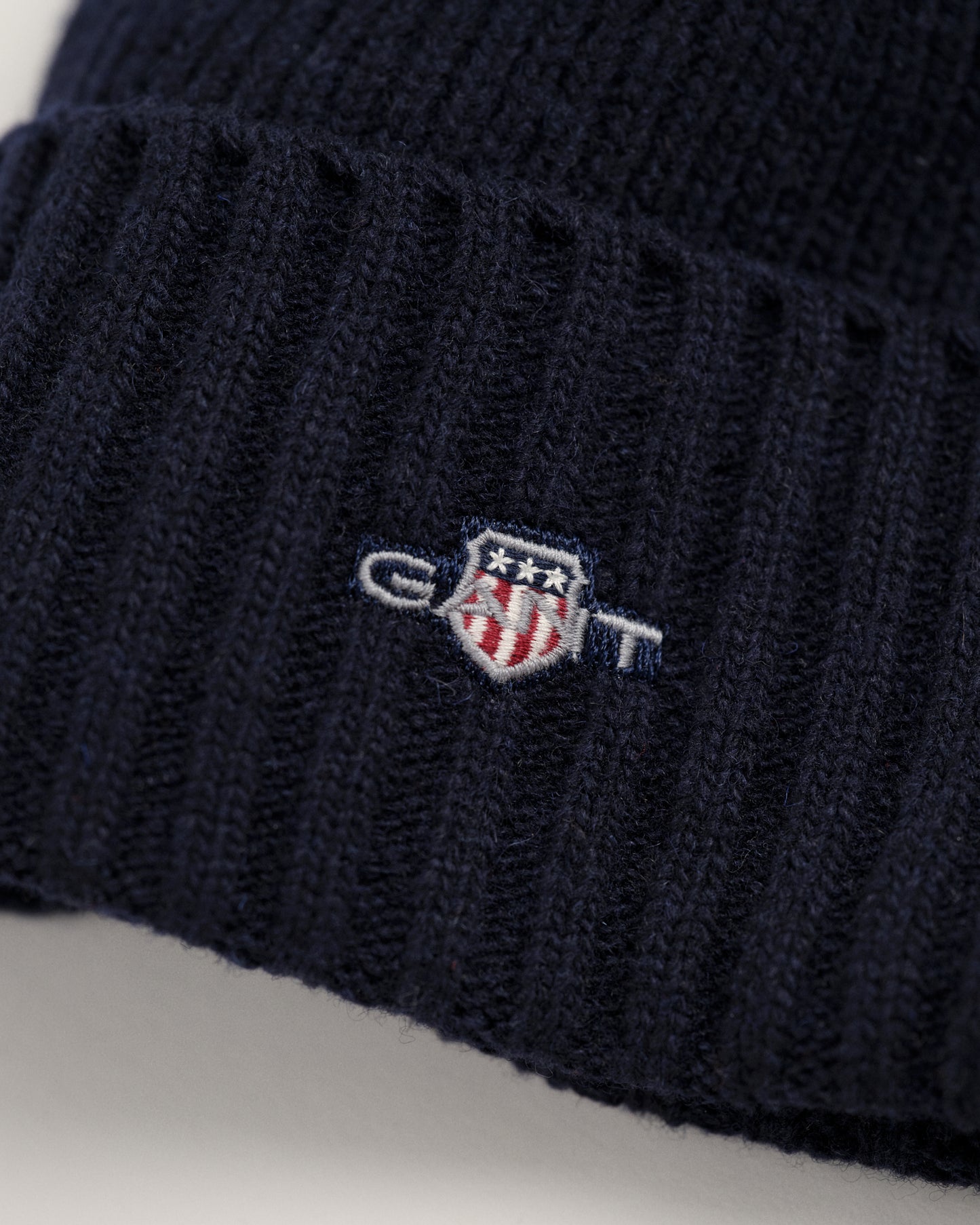 EVENING BLUE, SHIELD WOOL BEANIE, CLOSE-UP BY GANT AU.