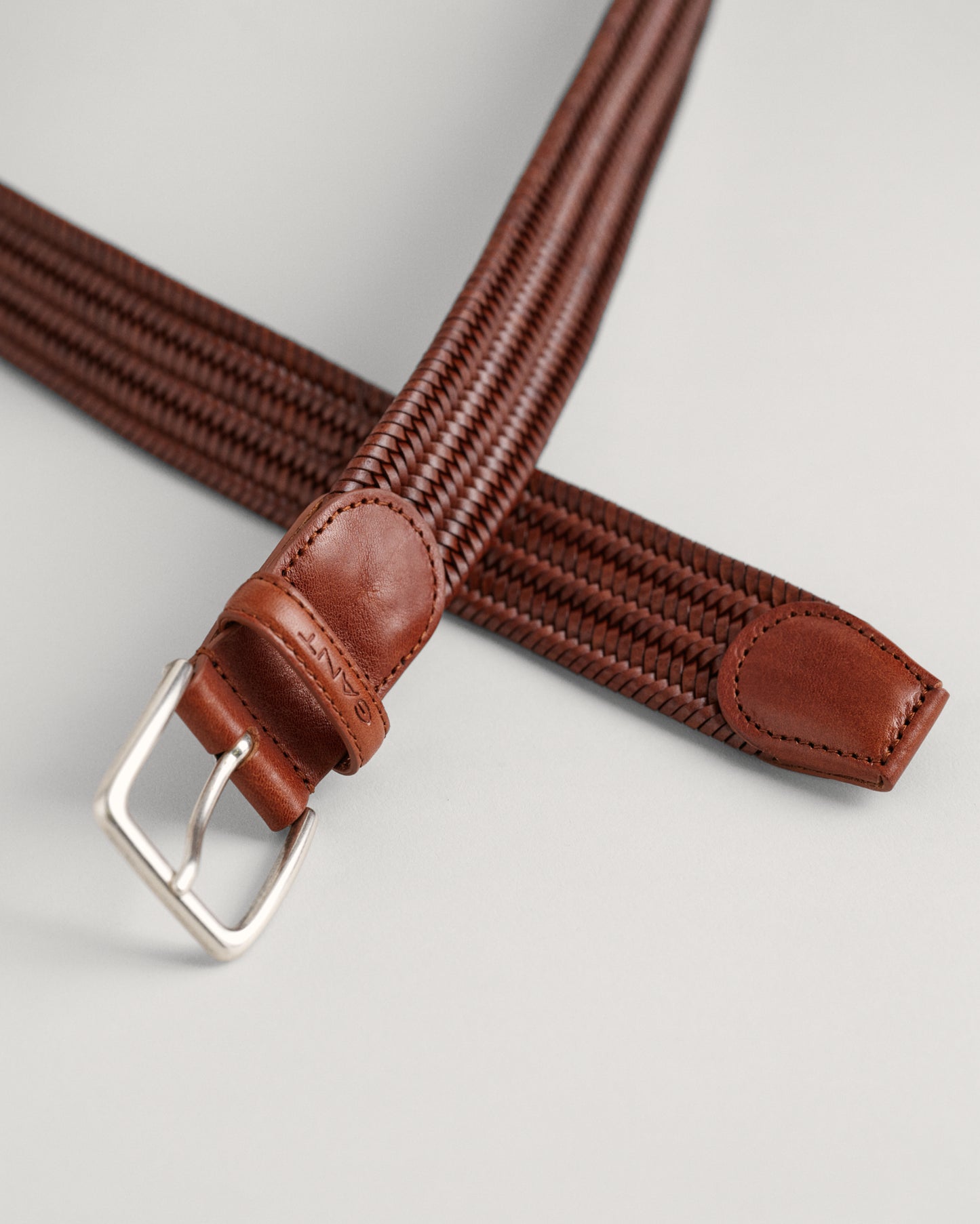 WEATHERED BROWN, LEATHER ELASTIC BRAIDED BELT, CLOSE-UP BY GANT AU.