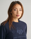 EVENING BLUE, REG TONAL SHIELD C-NECK SWEAT, CLOSE-UP BY GANT AU.