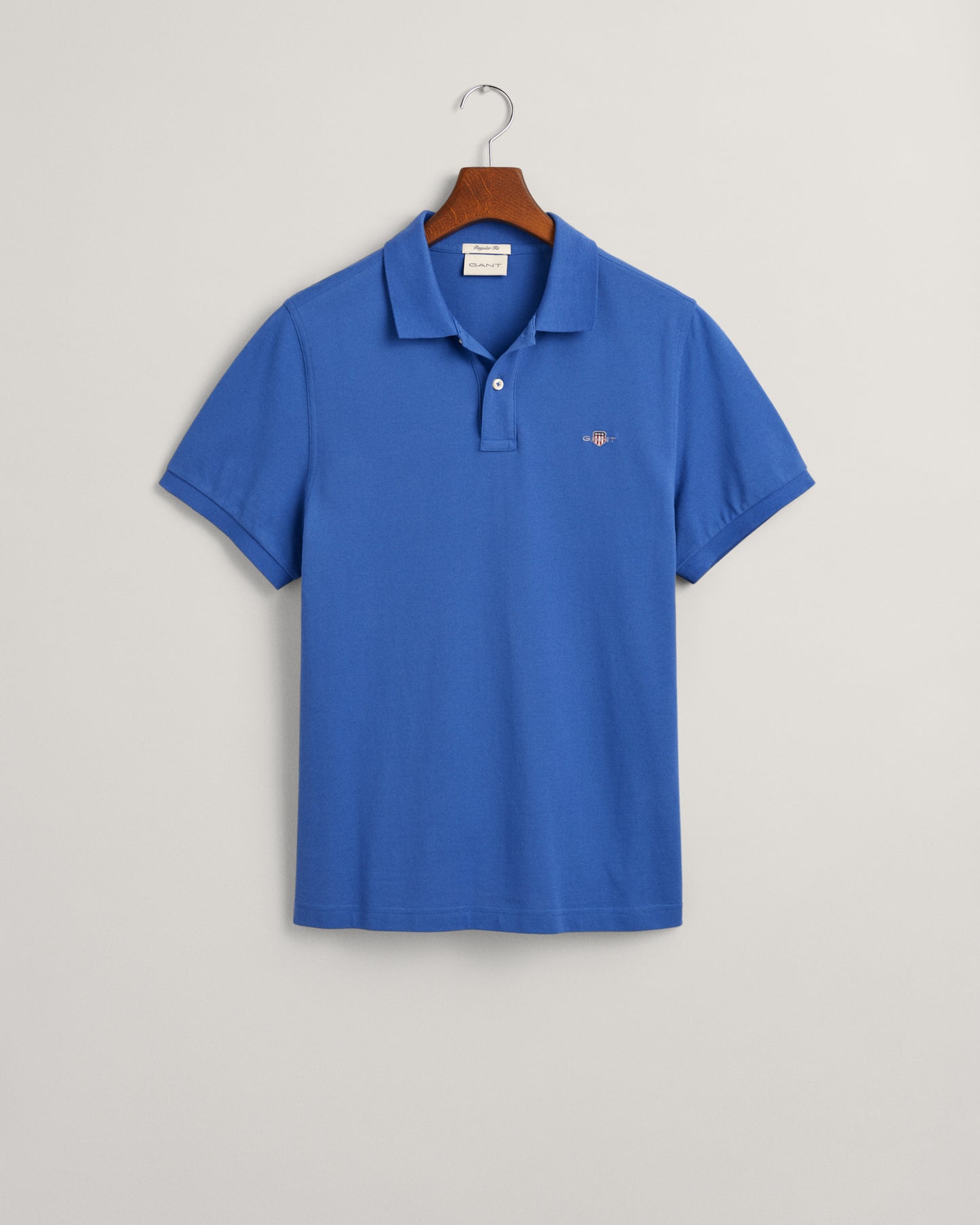 RICH BLUE, REG SHIELD SS PIQUE POLO, FLAT-LAY BY GANT AU.