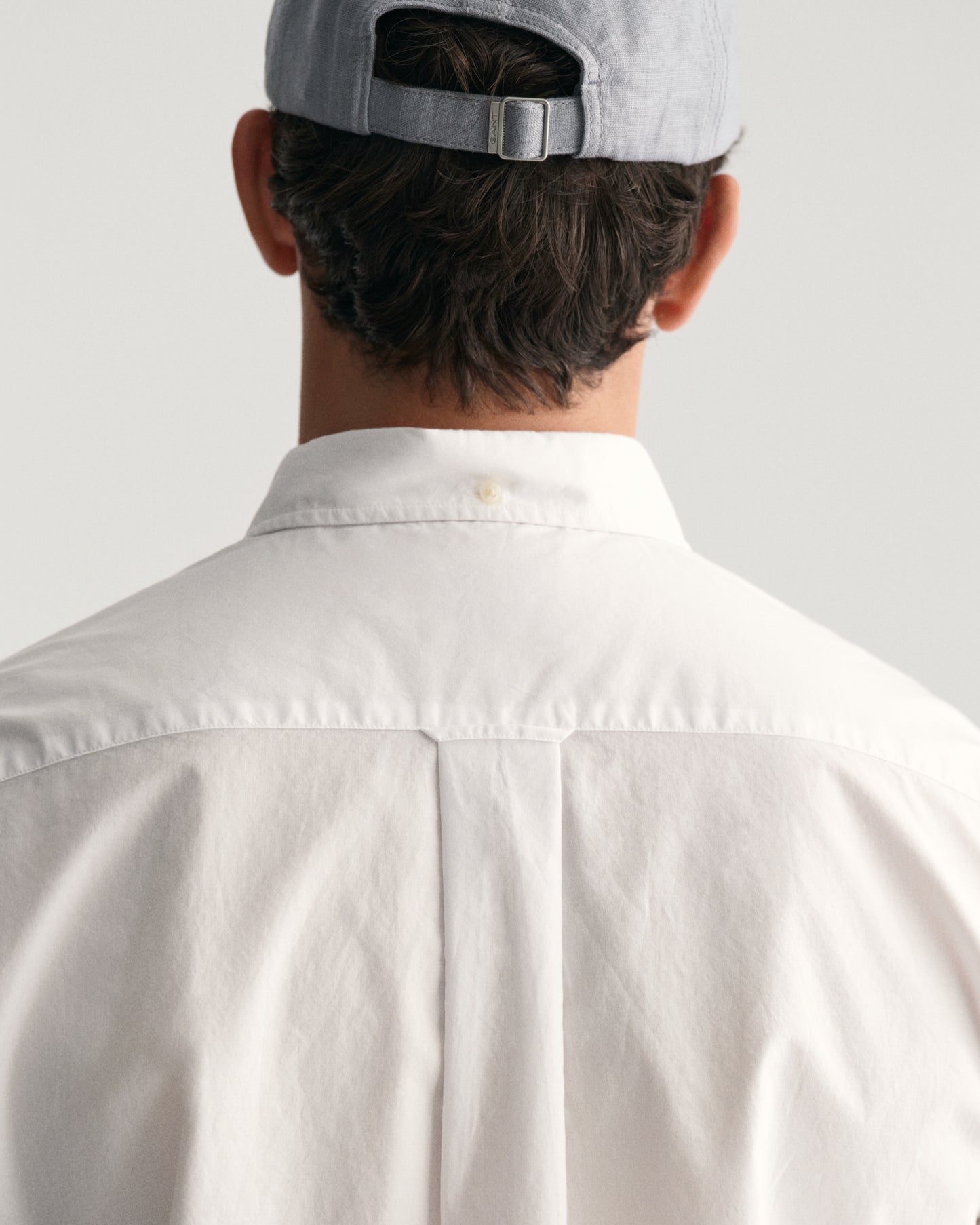 WHITE, REG CLASSIC POPLIN SS SHIRT, CLOSE-UP BY GANT AU.