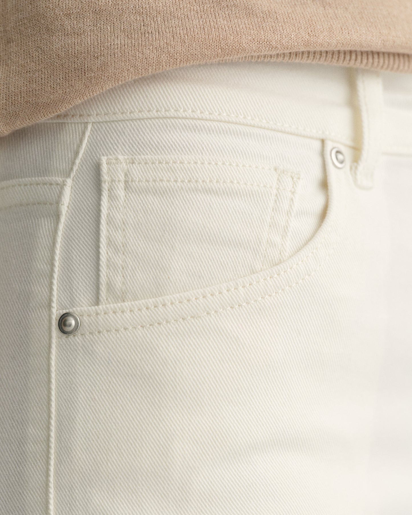 MODEL WEARING SLIM CROPPED WHITE JEANS