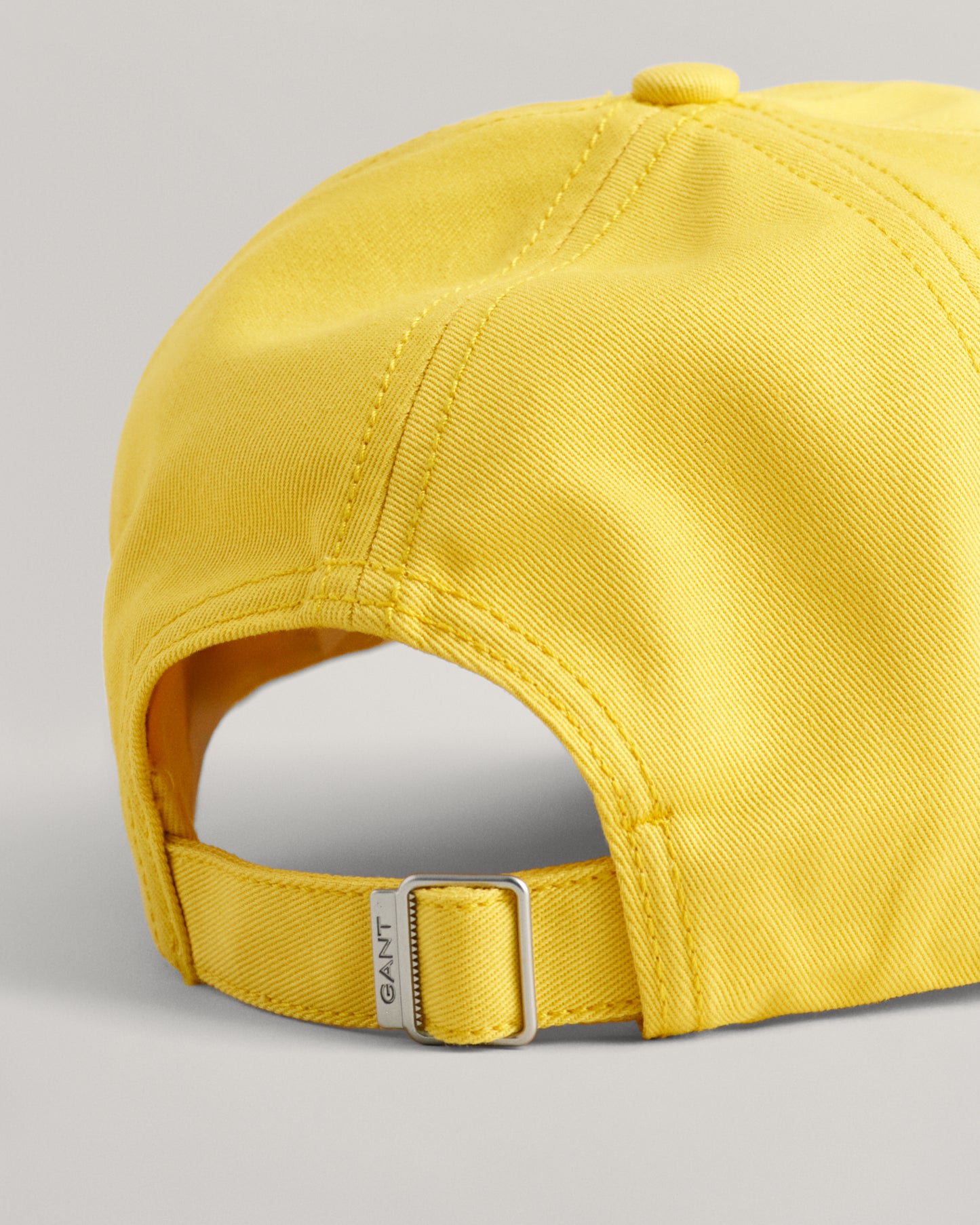 SMOOTH YELLOW, UNISEX. COTTON TWILL CAP, CLOSE-UP BY GANT AU.