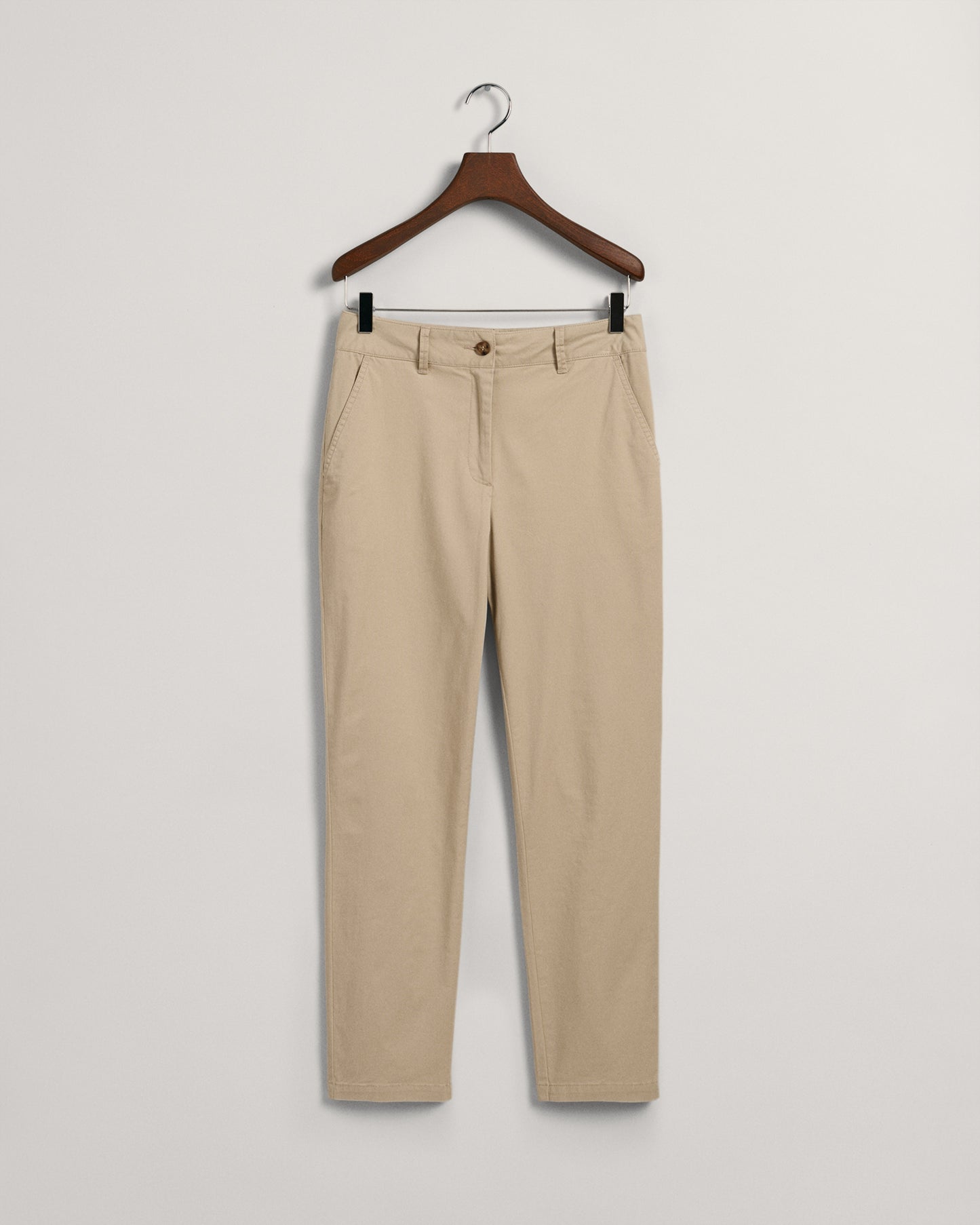 DRY SAND, SLIM CHINOS, FLAT-LAY BY GANT AU.