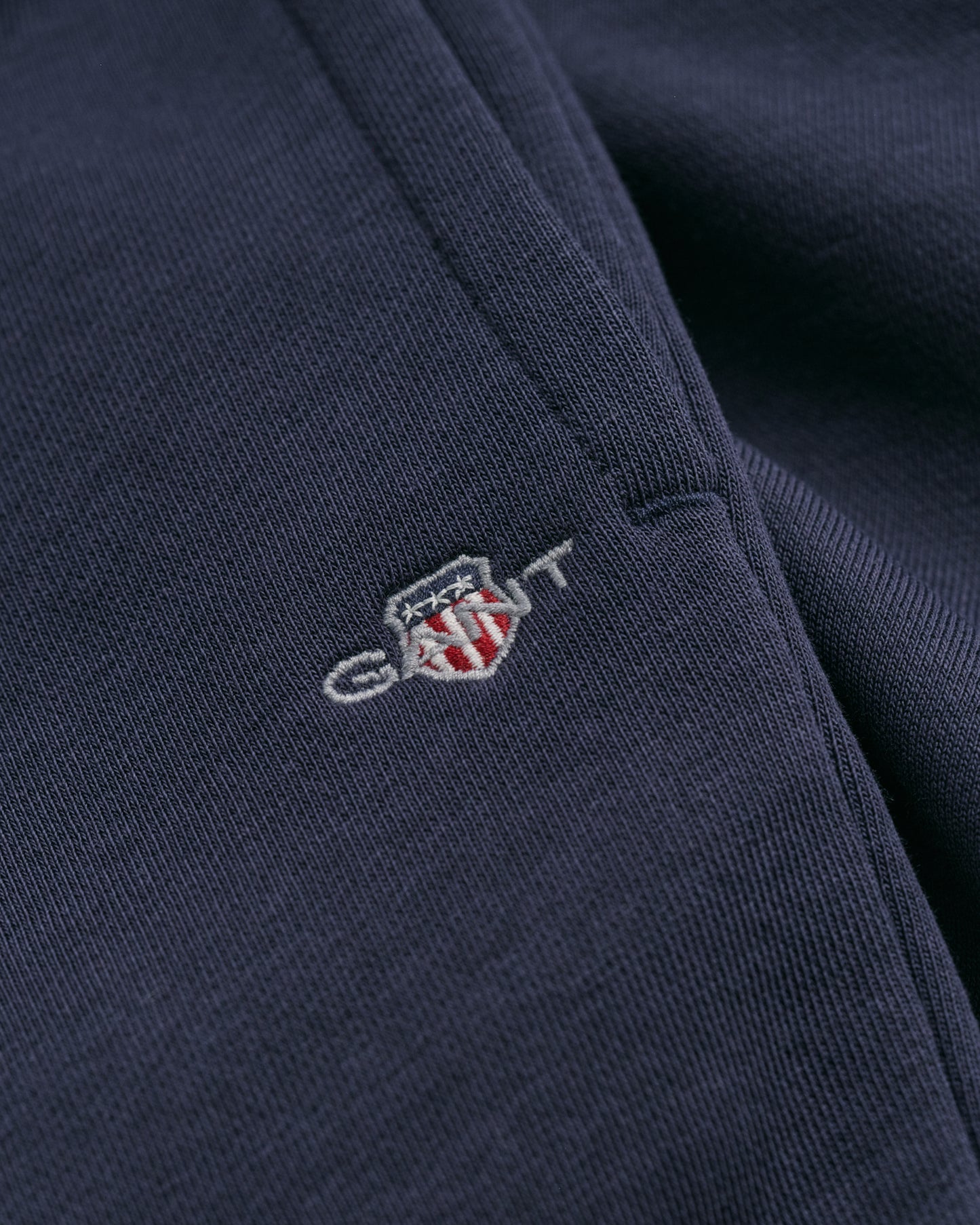 EVENING BLUE, SHIELD SWEAT PANT, FLAT-LAY BY GANT AU.