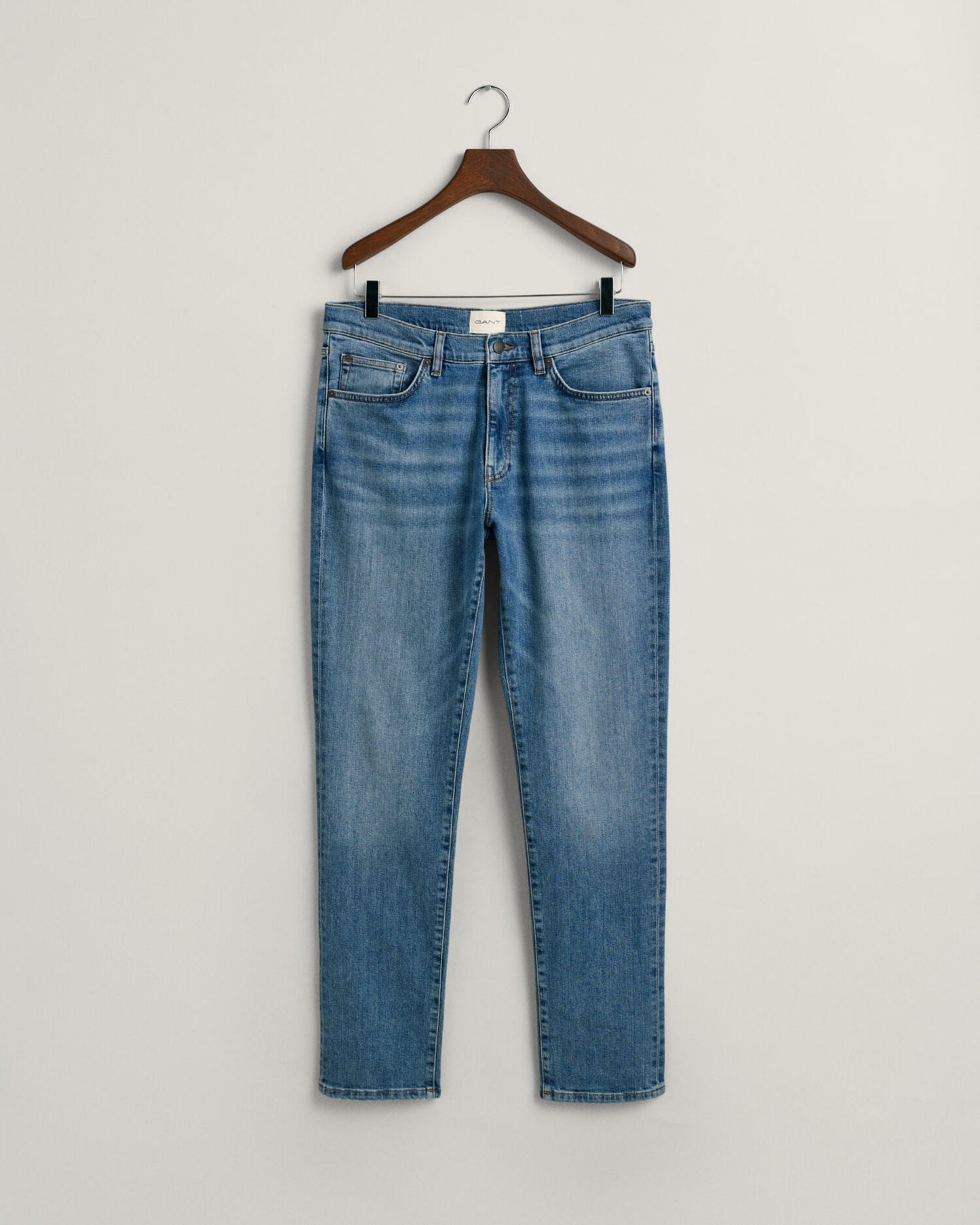 MID BLUE WORN IN, SLIM GANT JEANS, FRONT-VIEW BY GANT AU.