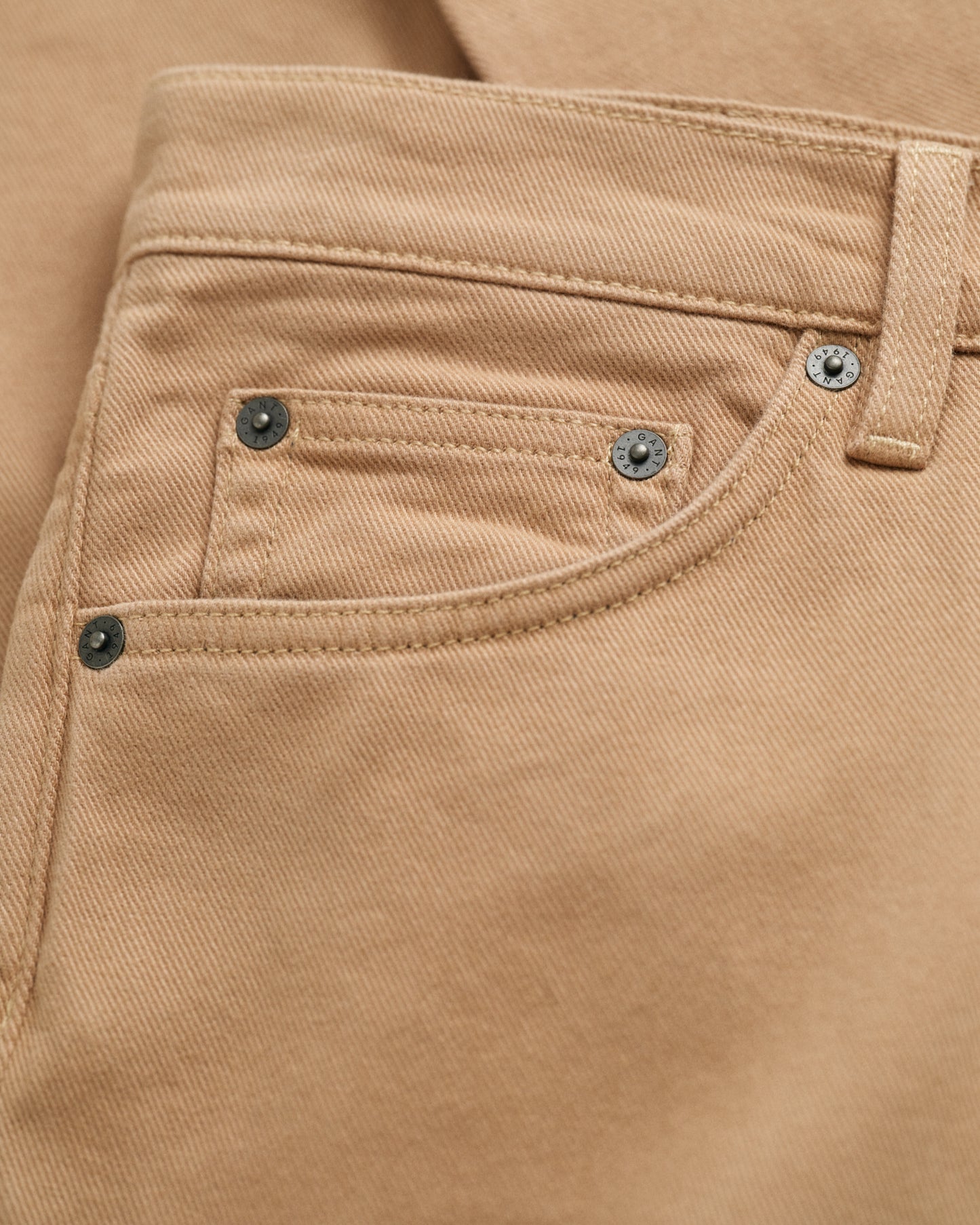 CARAMEL BEIGE, SLIM SOFT TWILL JEANS, FLAT-LAY BY GANT AU.
