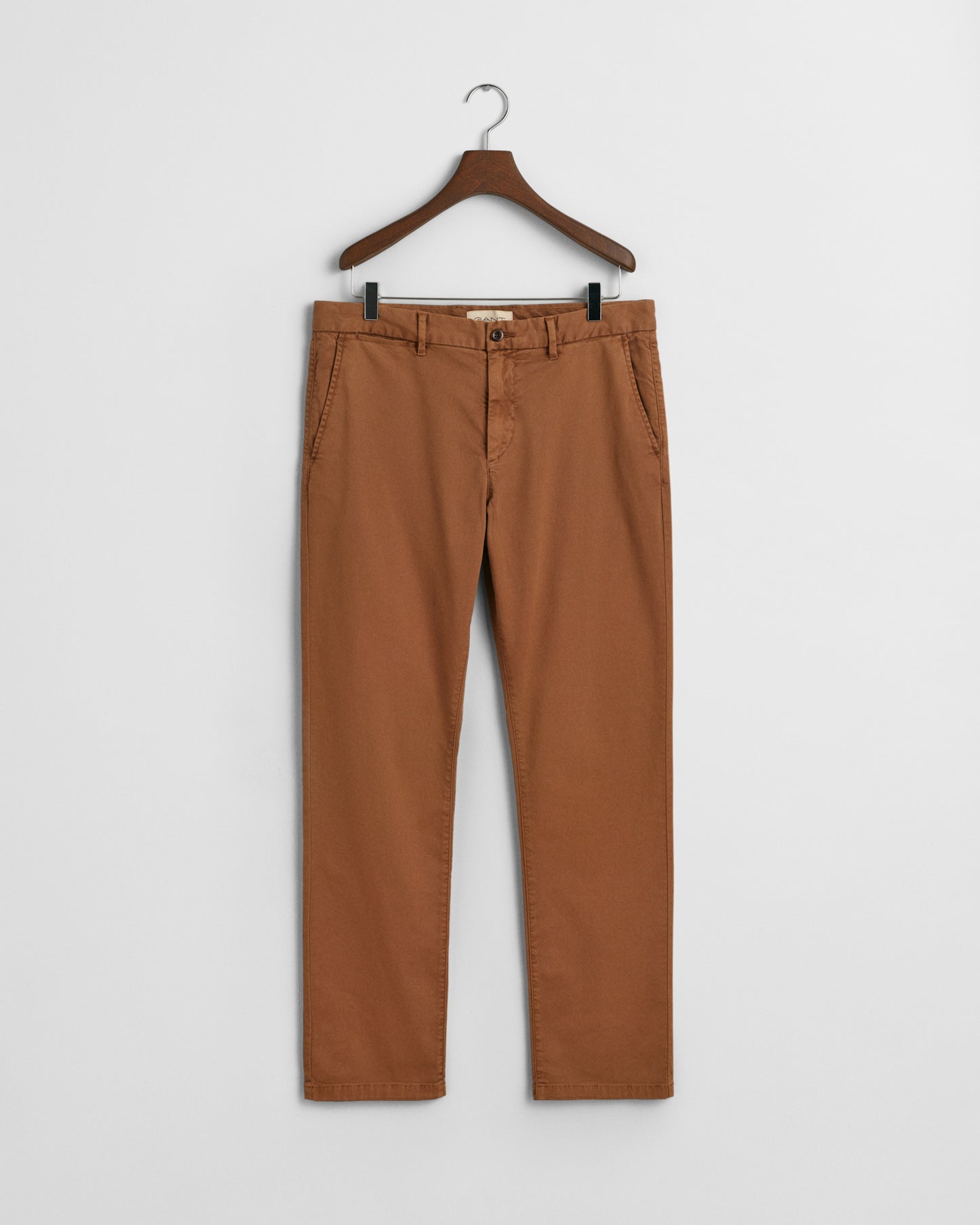 ROASTED WALNUT, SLIM DOBBY STRUCTURE CHINOS, FLAT-LAY BY GANT AU.