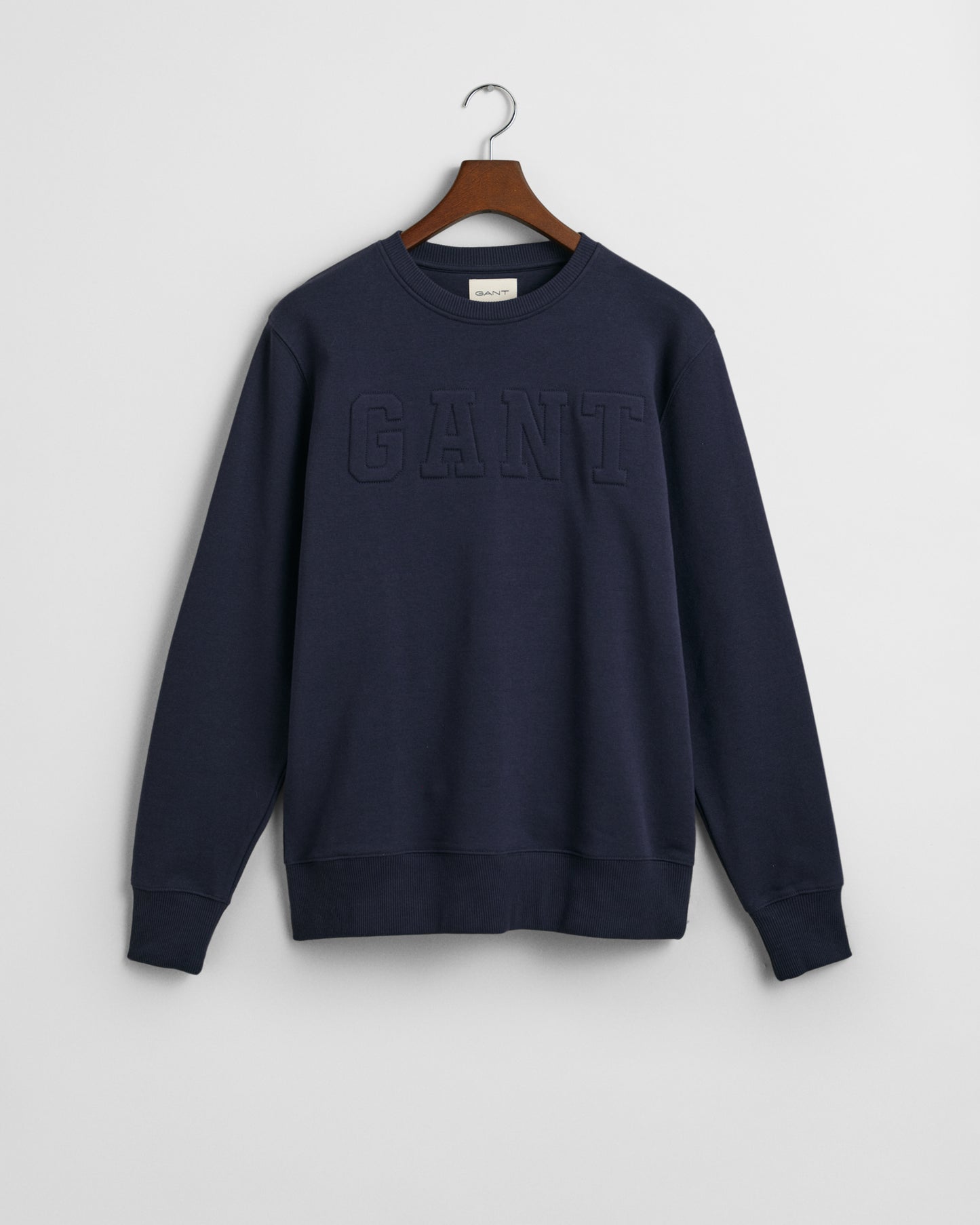 EVENING BLUE, EMBOSSED C-NECK SWEAT, FLAT-LAY BY GANT AU.