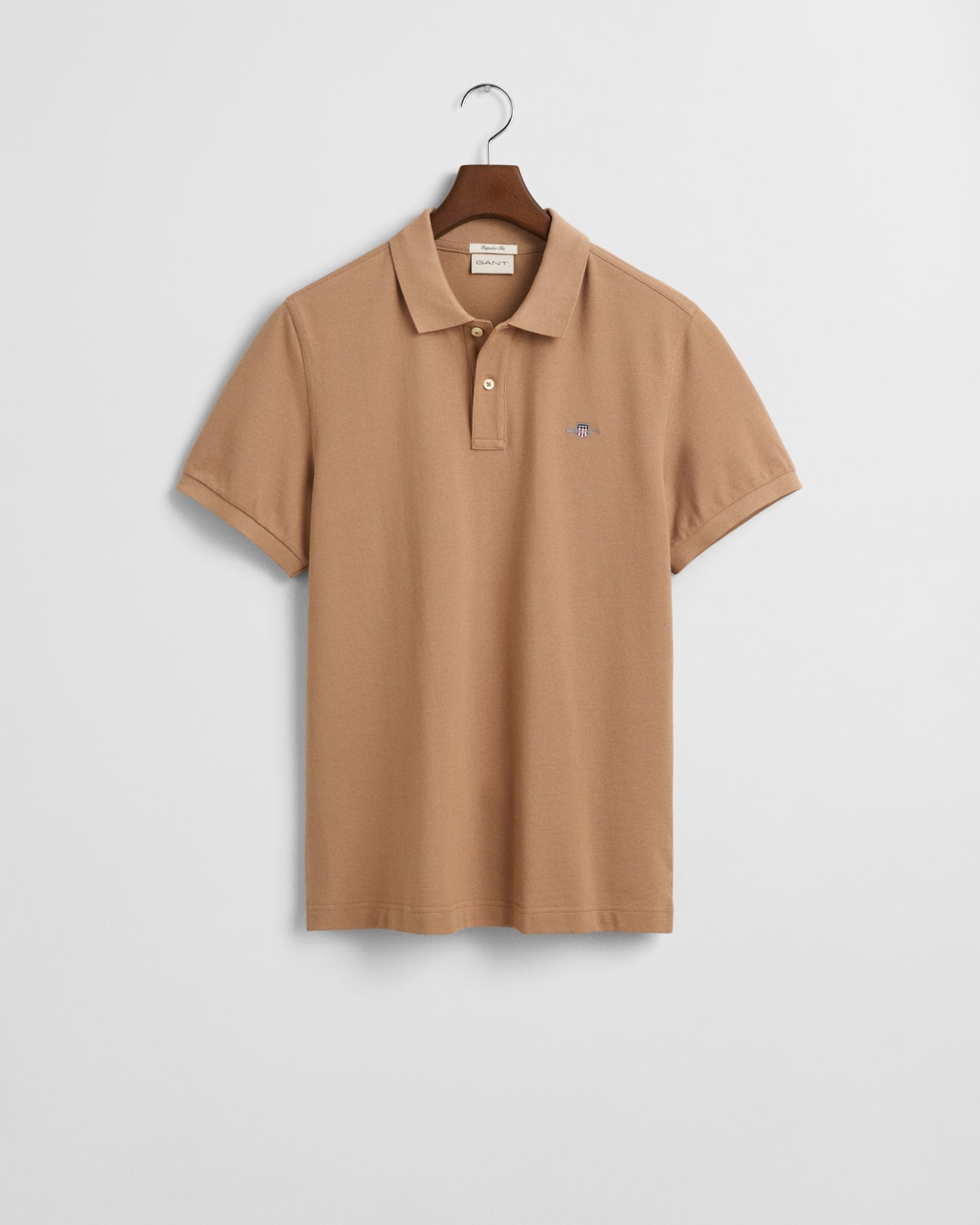 WARM KHAKI, REG SHIELD SS PIQUE POLO, FLAT-LAY BY GANT AU.