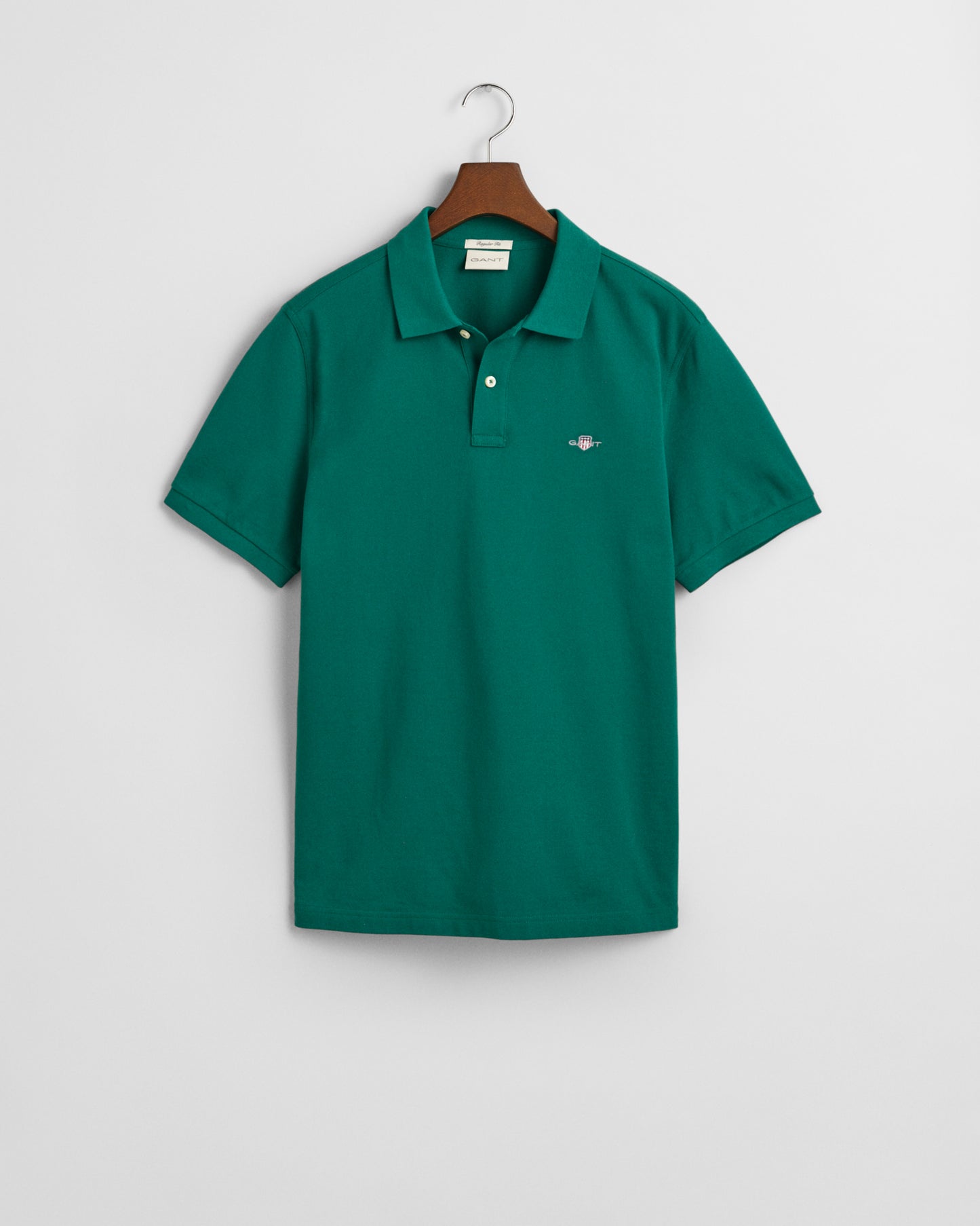 DEEP FOREST GREEN, REG SHIELD SS PIQUE POLO, FLAT-LAY BY GANT AU.