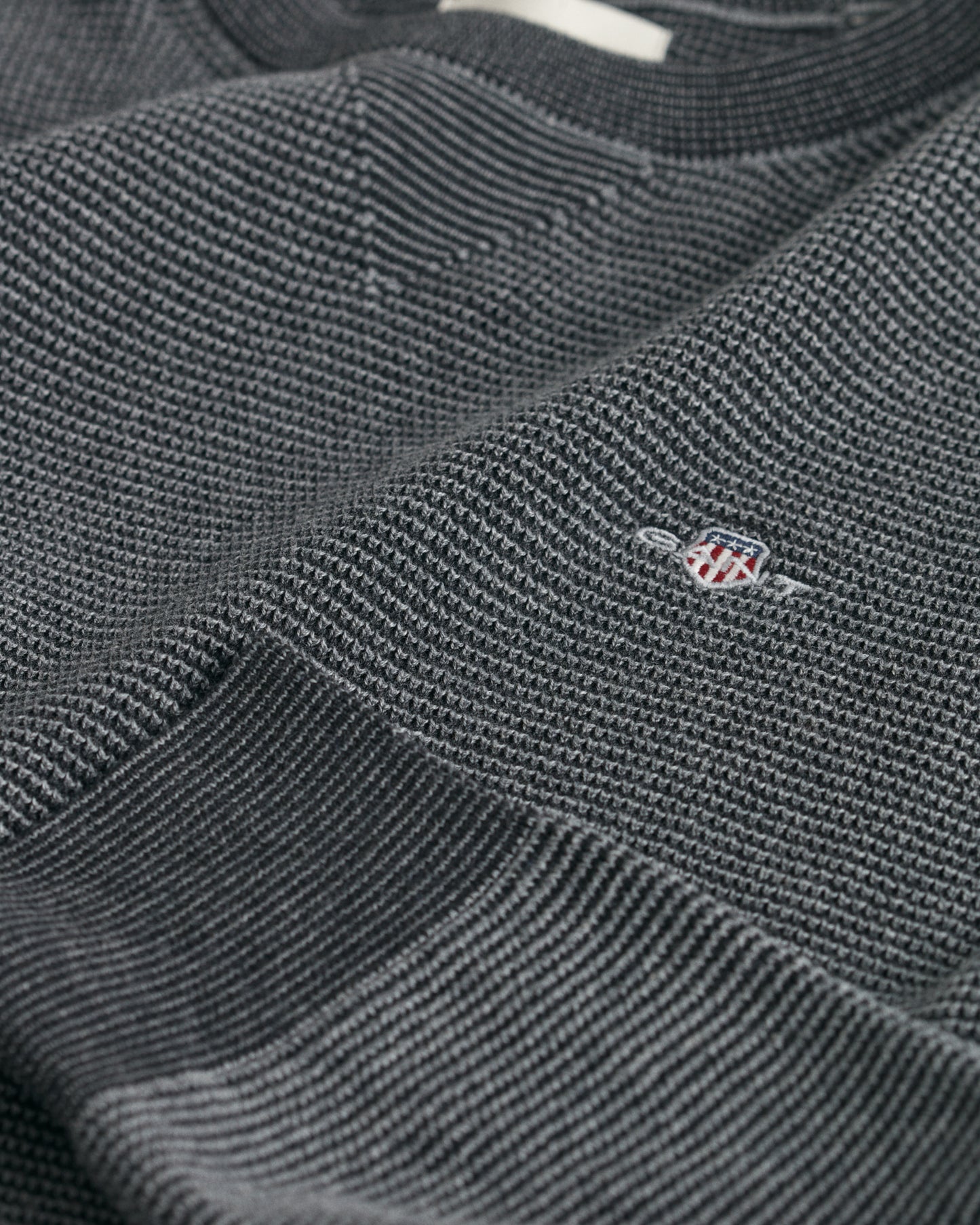 DARK GREY MELANGE, 2-TONE TEXTURED C-NECK, CLOSE-UP BY GANT AU.
