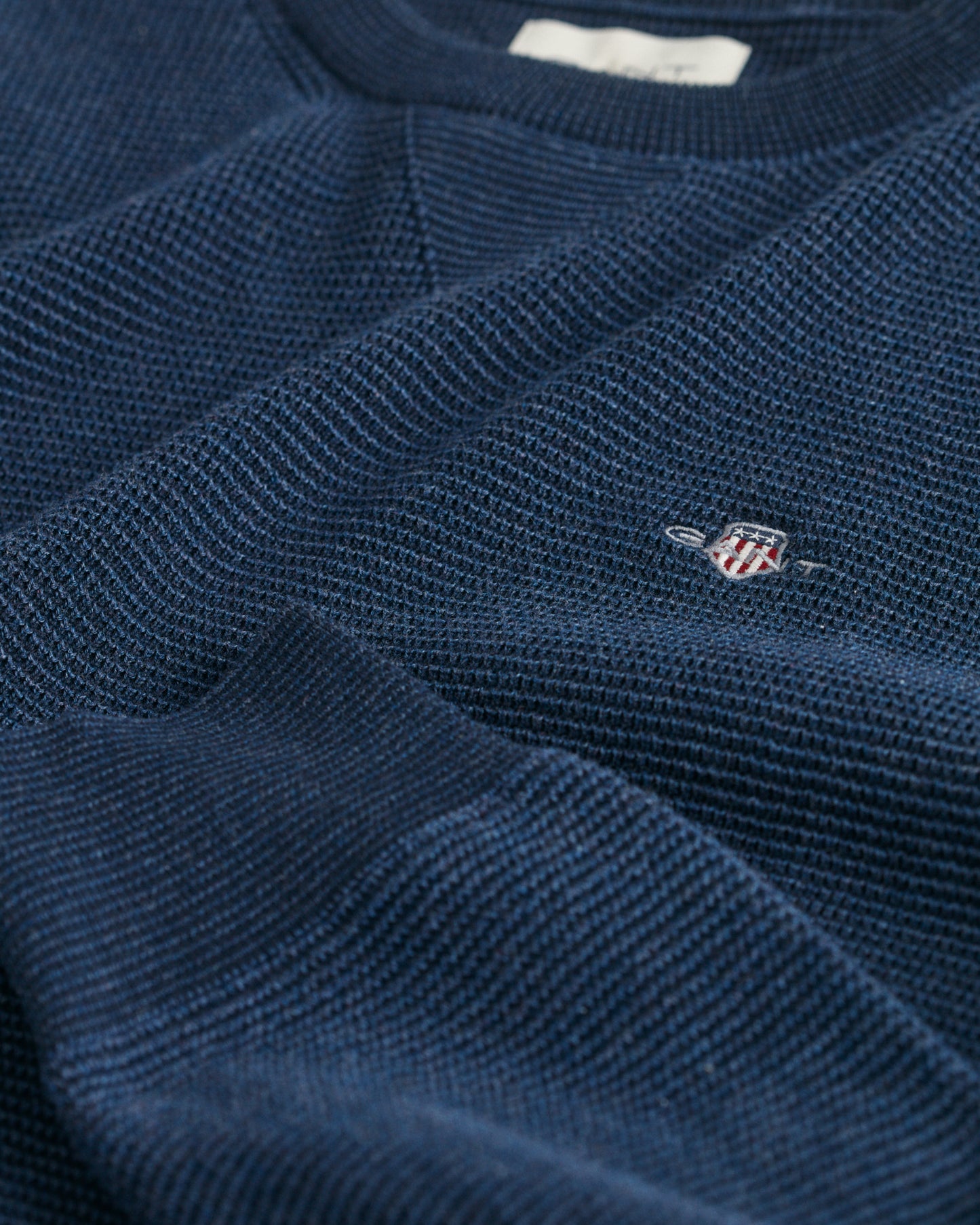 MARINE MELANGE, 2-TONE TEXTURED C-NECK, CLOSE-UP BY GANT AU.