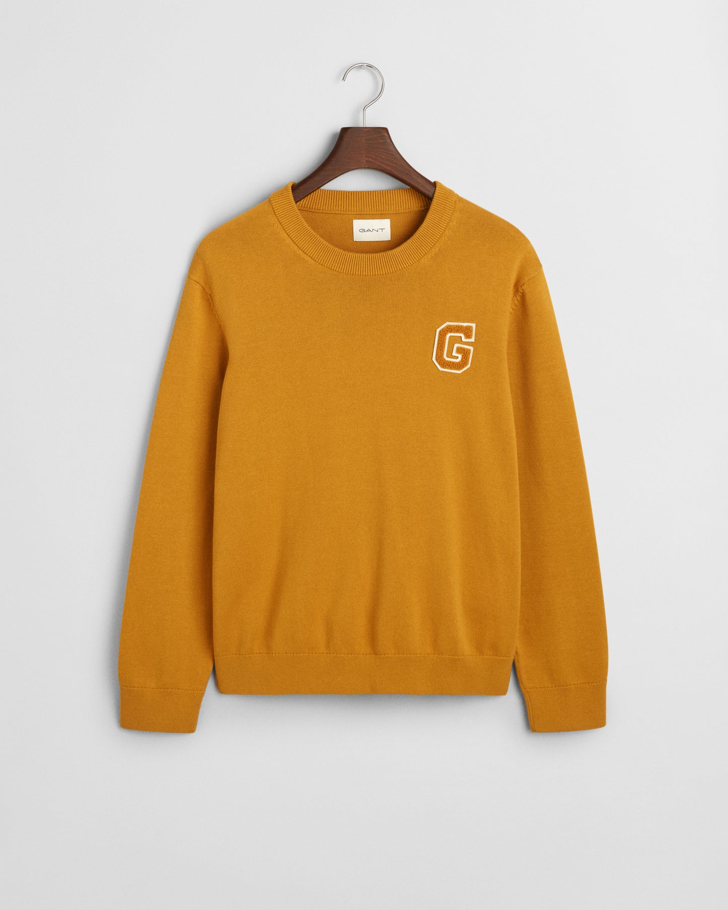 MAPLE YELLOW, BADGE C-NECK, FLAT-LAY BY GANT AU.