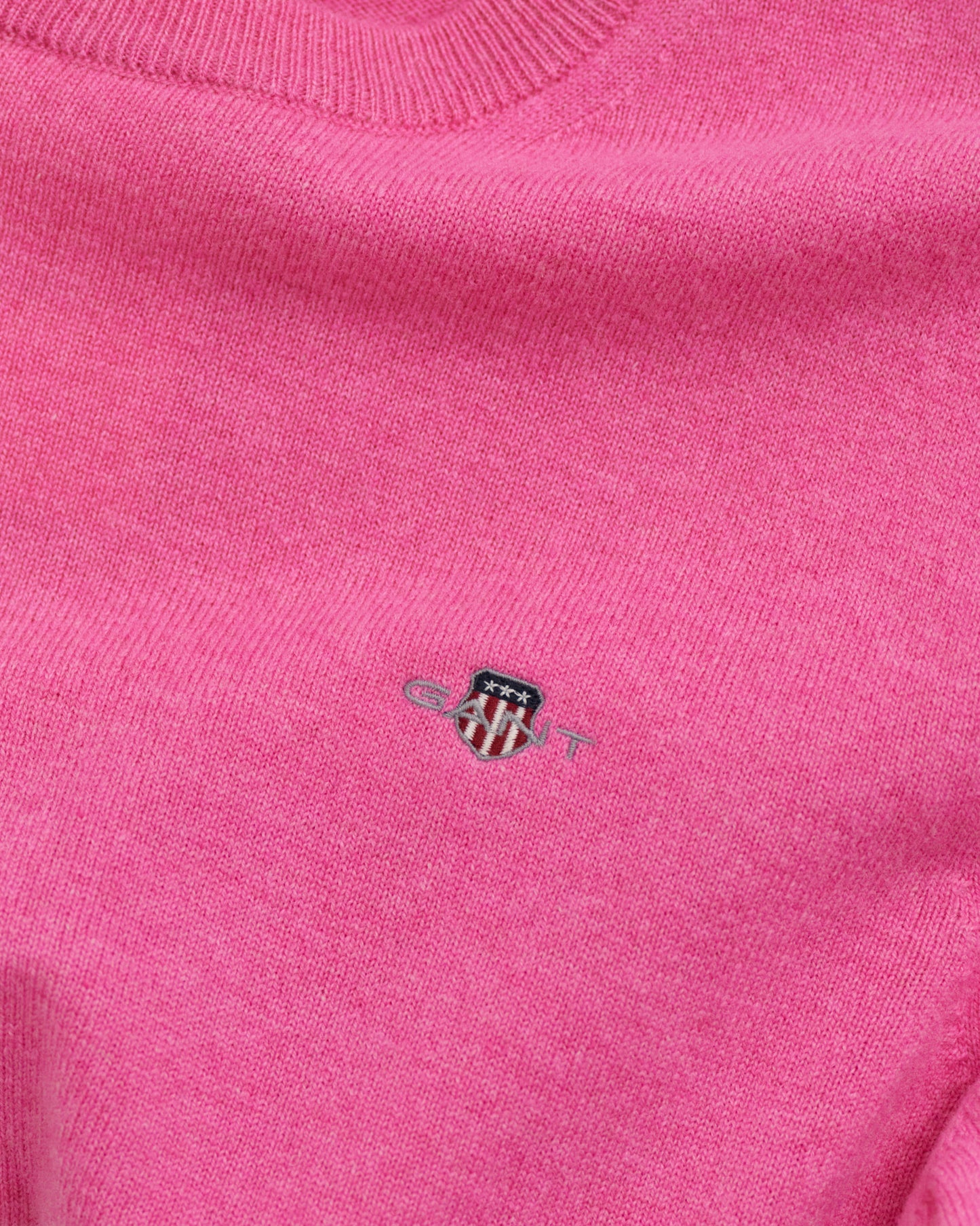CANDY PINK, SUPERFINE LAMBSWOOL C-NECK, CLOSE-UP BY GANT AU.