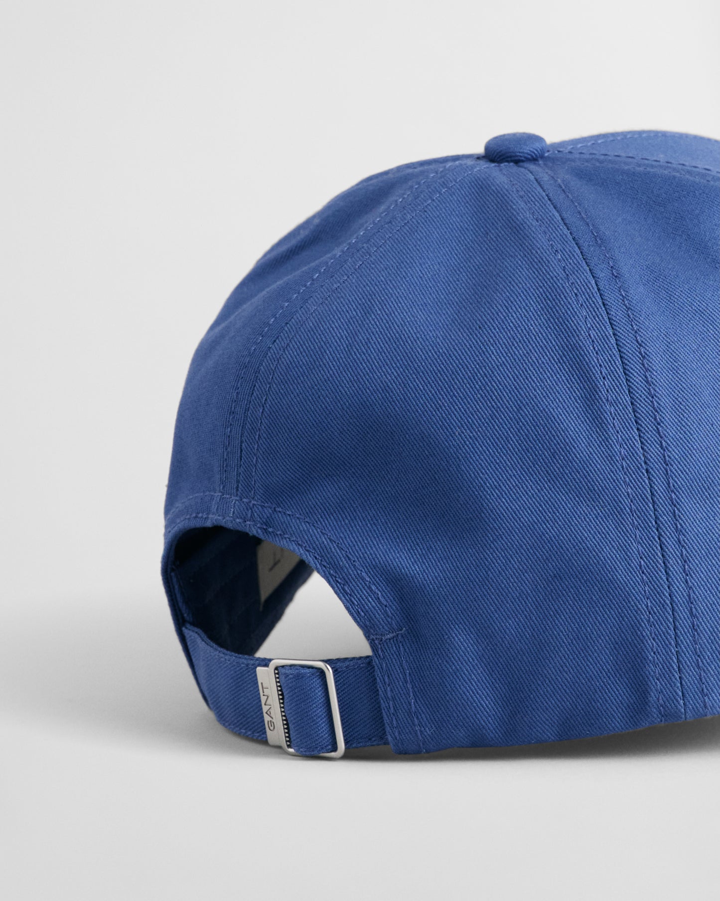 VINTAGE BLUE, UNISEX. HIGH COTTON TWILL CAP, CLOSE-UP BY GANT AU.