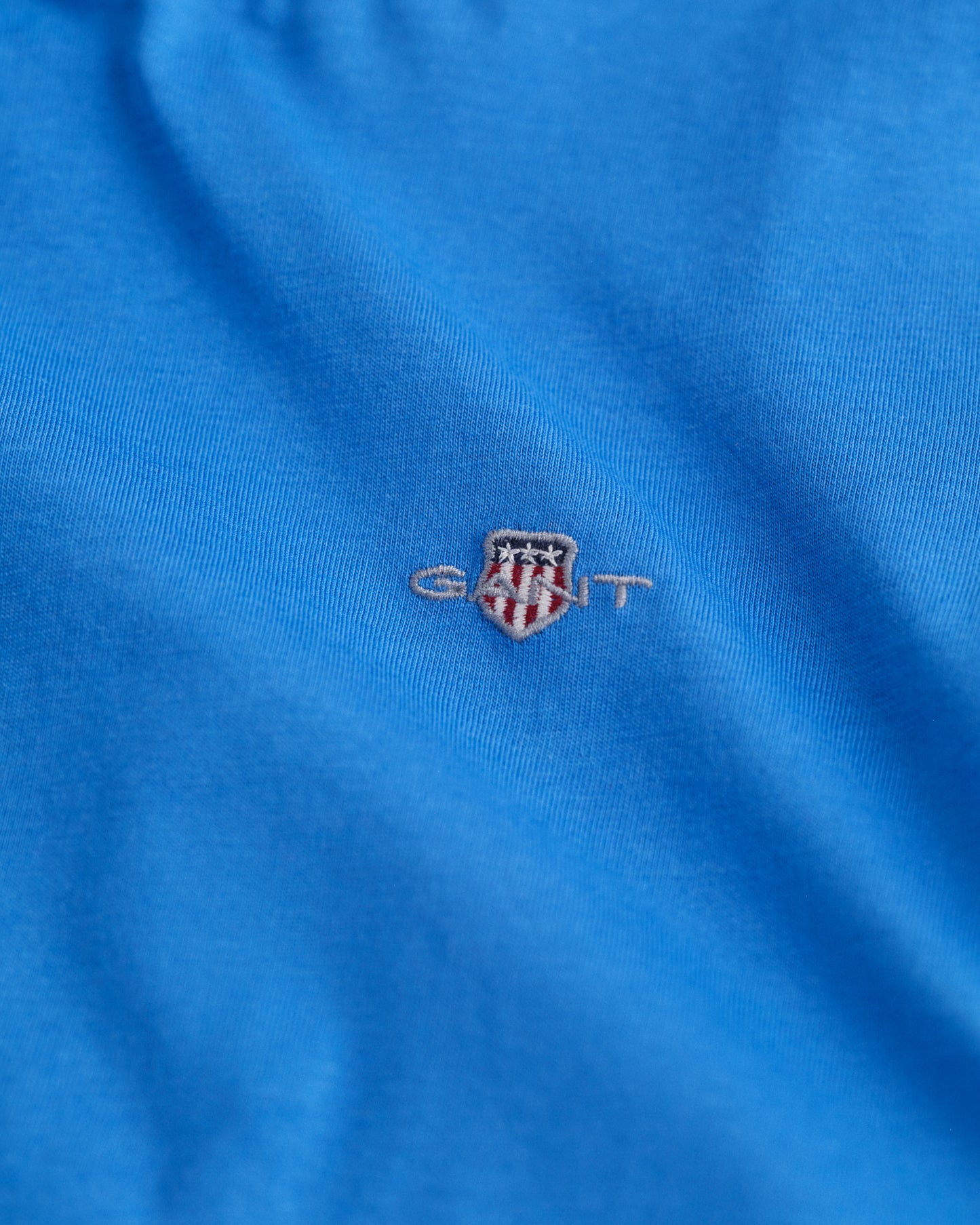 GREECE BLUE, SHIELD SS T-SHIRT, CLOSE-UP BY GANT AU.