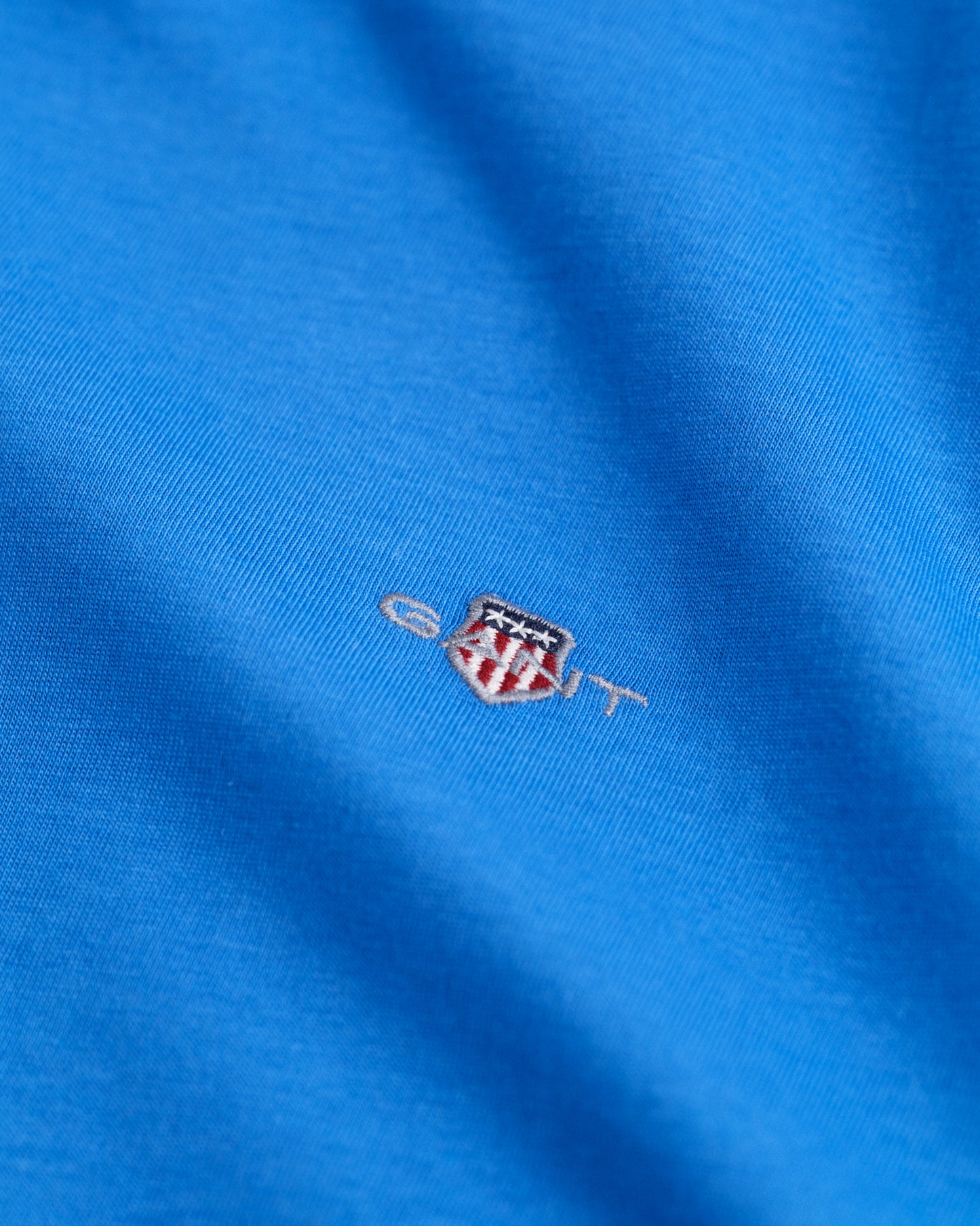 GREECE BLUE, SHIELD SS T-SHIRT, CLOSE-UP BY GANT AU.