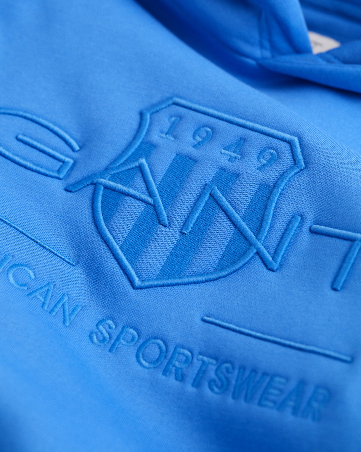 GREECE BLUE, TONAL SHIELD HOODIE, CLOSE-UP BY GANT AU.