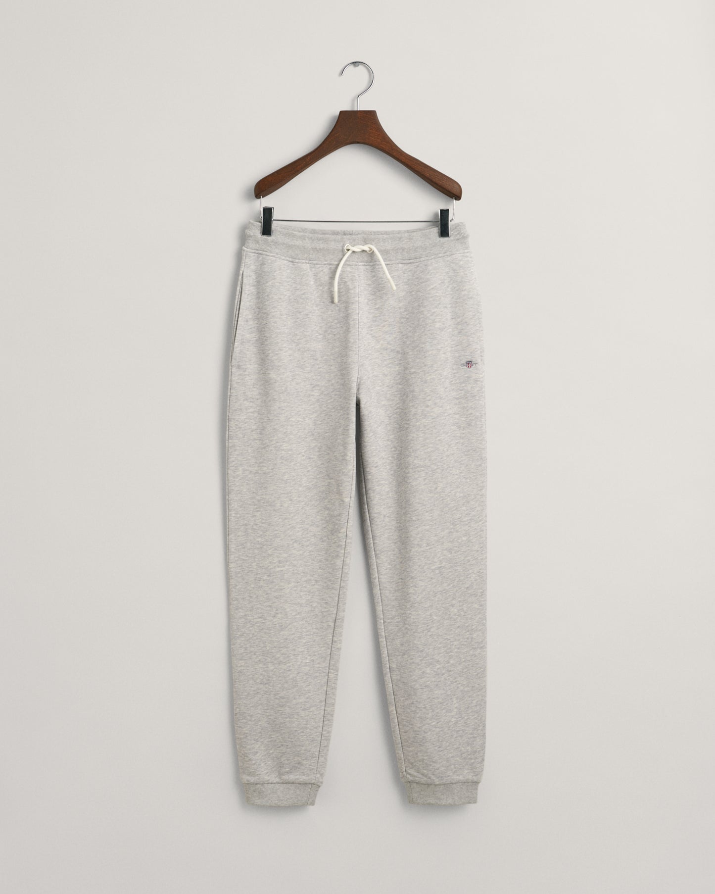 LIGHT GREY MELANGE, SHIELD SWEAT PANT BY GANT AU.