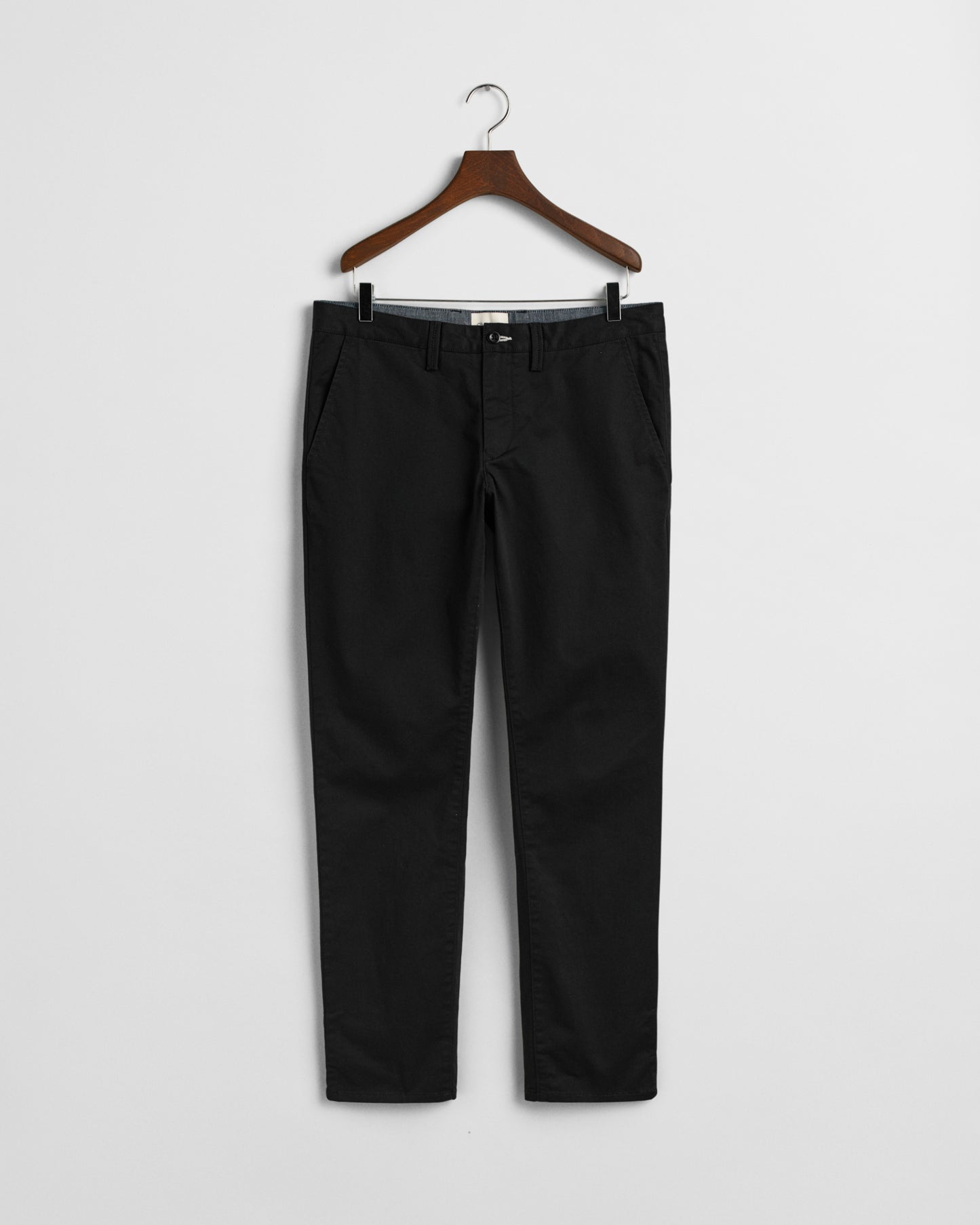 BLACK, SLIM TWILL CHINOS, FRONT-VIEW BY GANT AU.