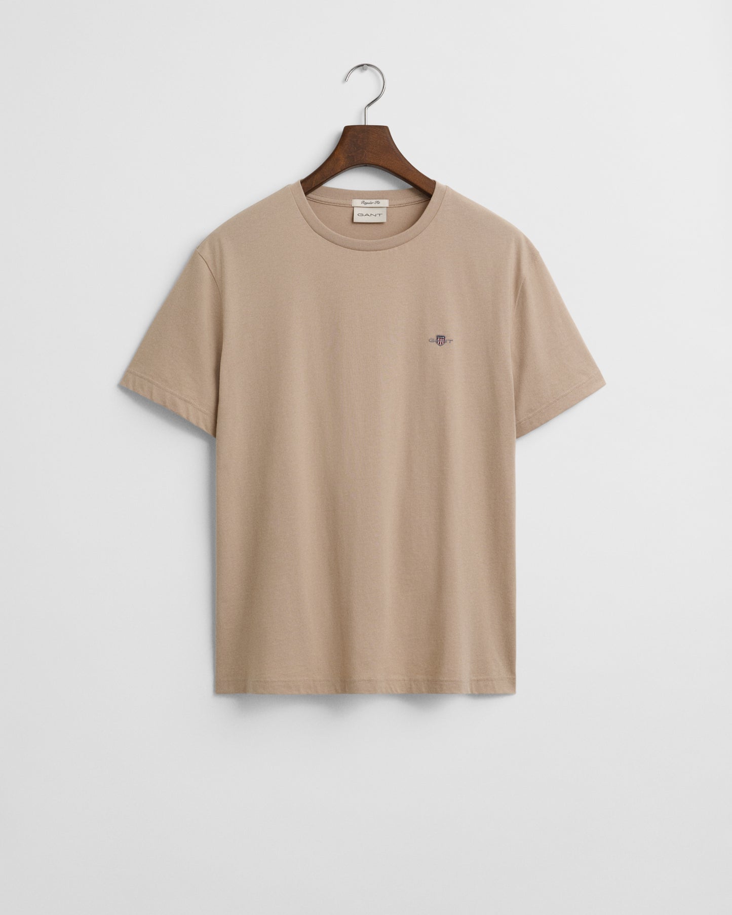 DRY SAND, REG SHIELD SS T-SHIRT, FLAT-LAY BY GANT AU.