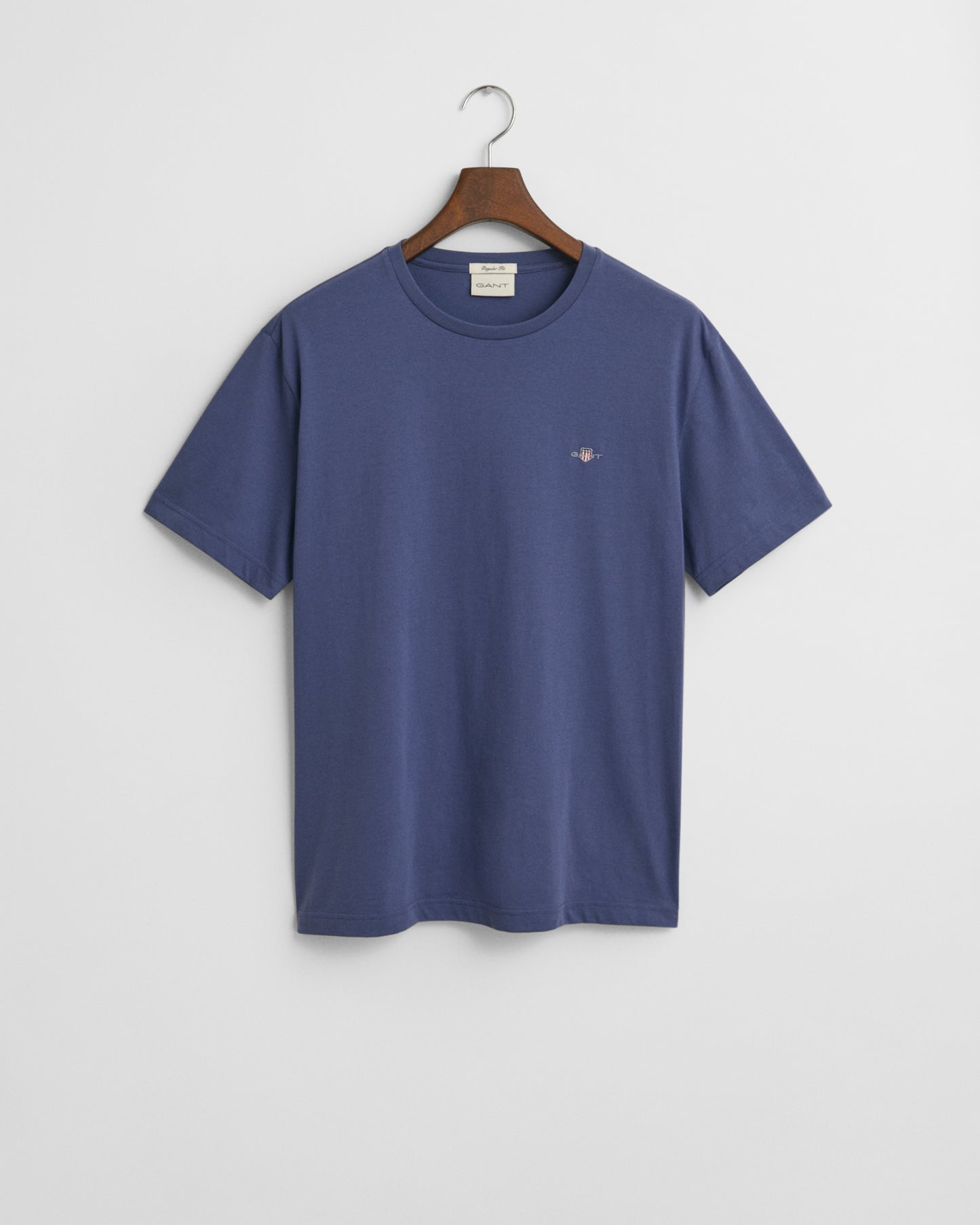 DUSTY NAVY, REG SHIELD SS T-SHIRT, FLAT-LAY BY GANT AU.
