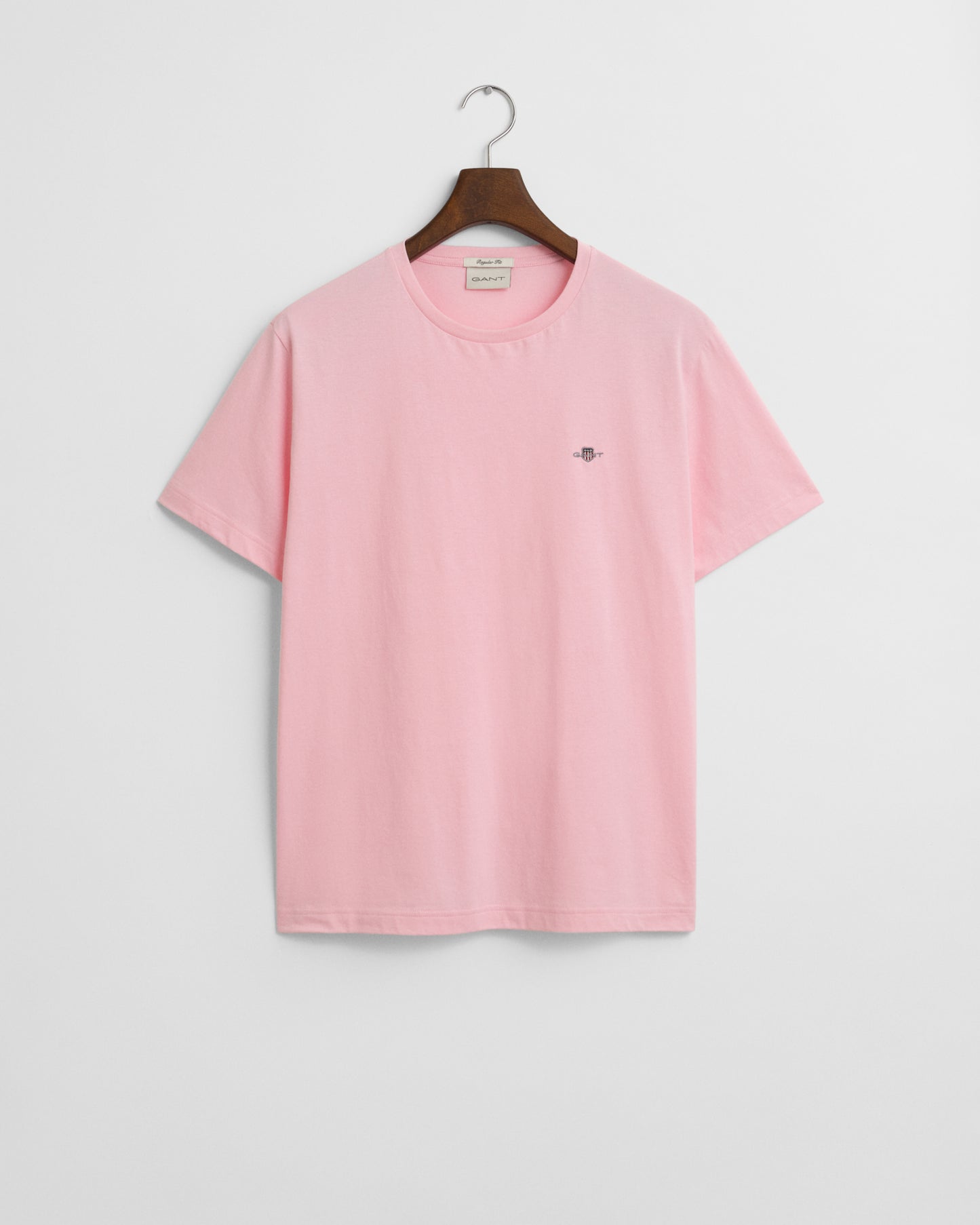 CALIFORNIA PINK, REG SHIELD SS T-SHIRT, FLAT-LAY BY GANT AU.