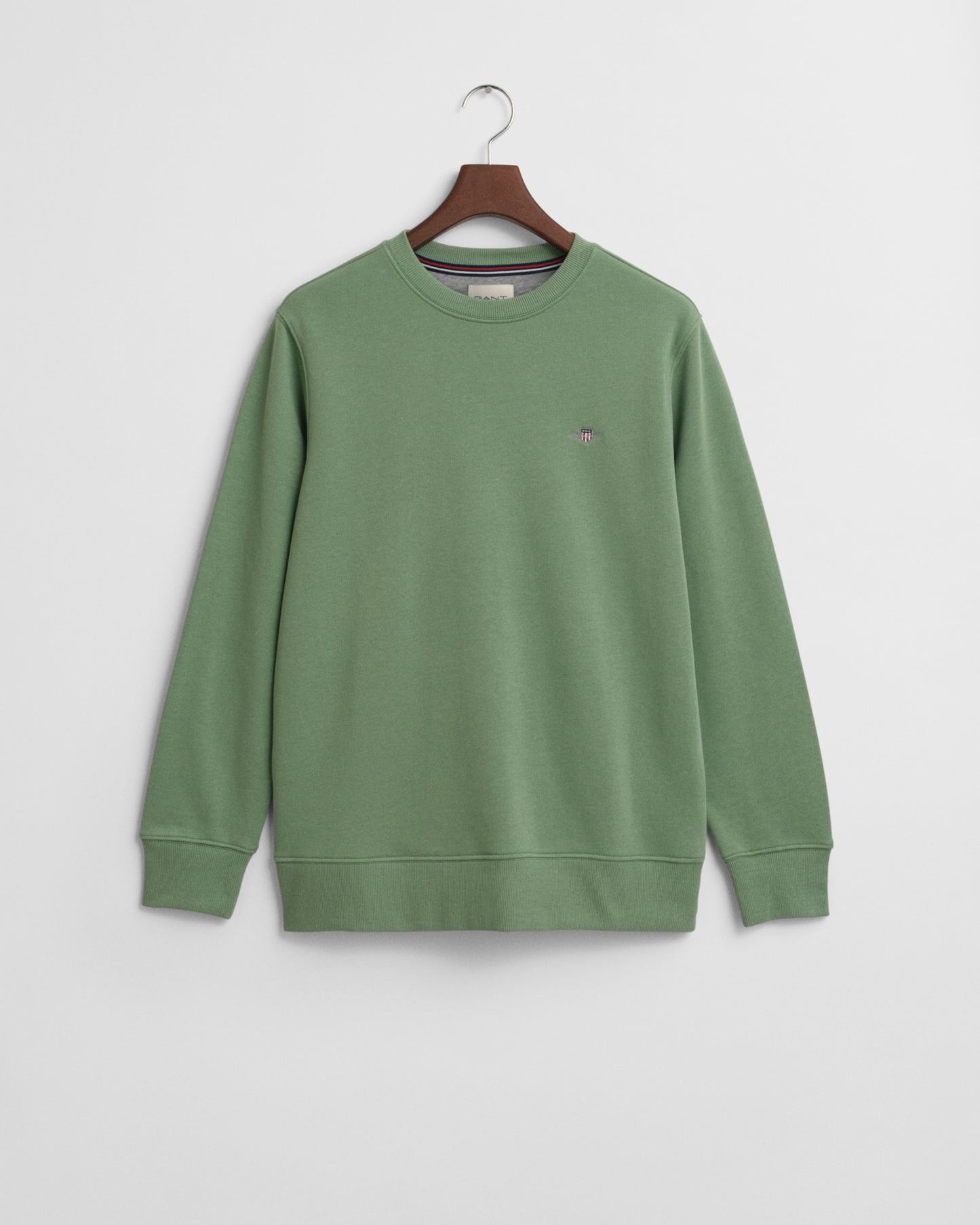 KALAMATA GREEN, REG SHIELD C-NECK SWEAT, FLAT-LAY BY GANT AU.
