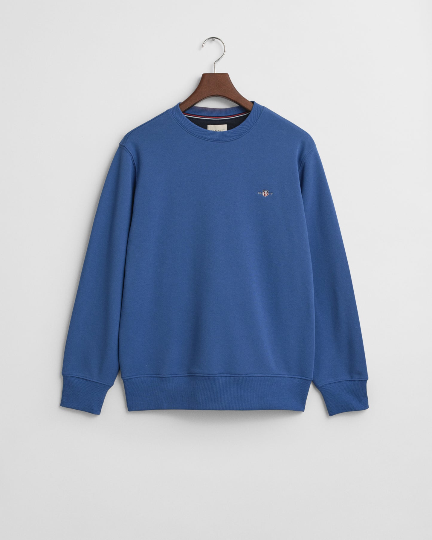 RICH BLUE, REG SHIELD C-NECK SWEAT, FLAT-LAY BY GANT AU.