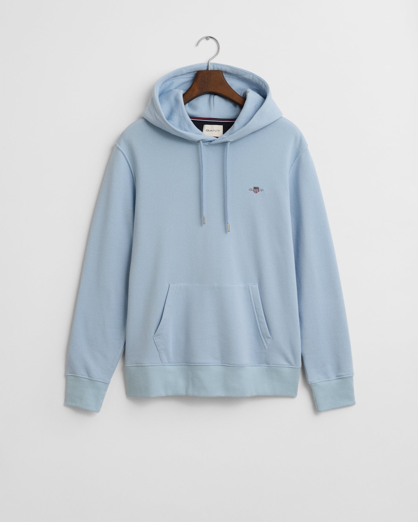 FRESH BLUE, REG SHIELD HOODIE, FLAT-LAY BY GANT AU.
