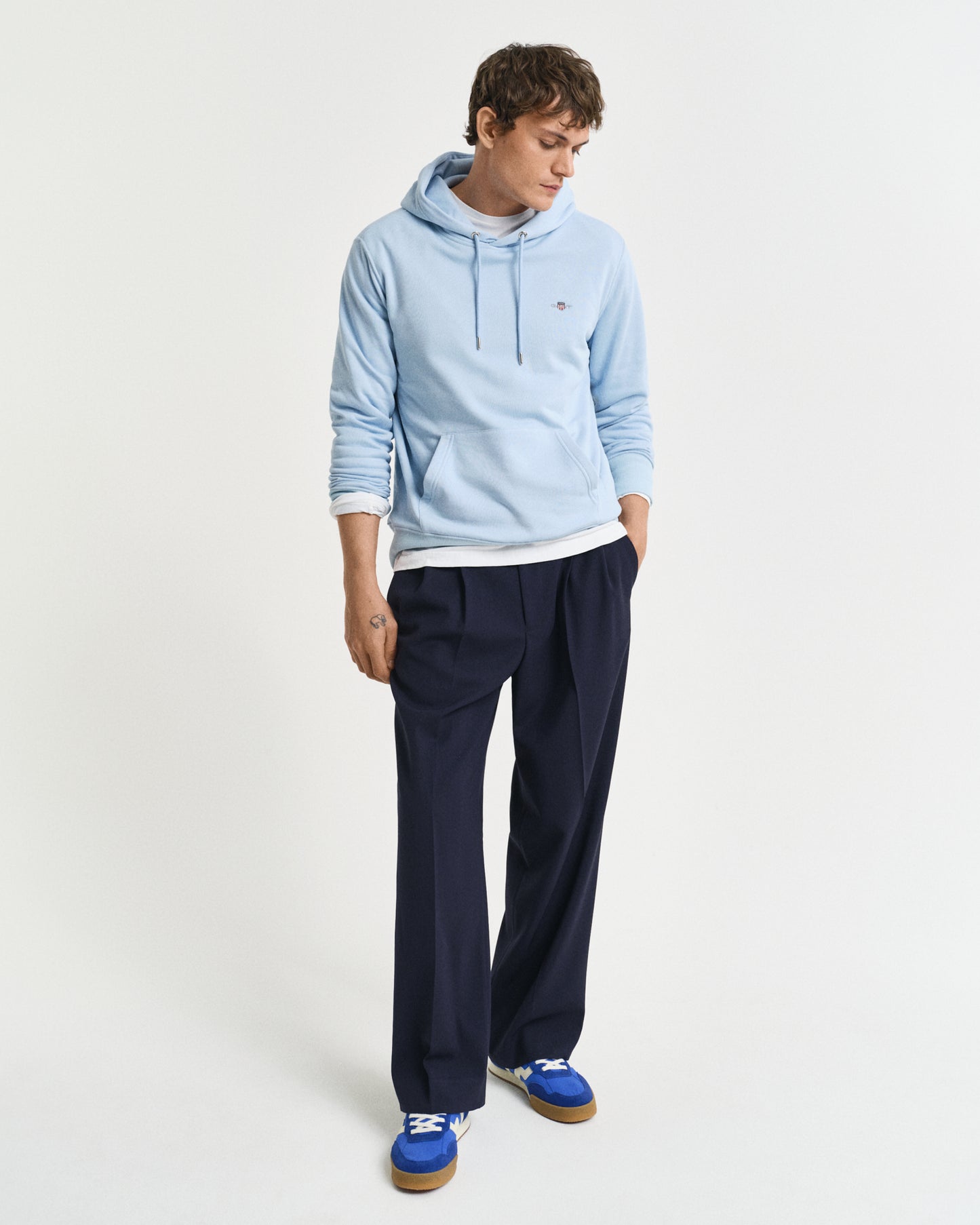 FRESH BLUE, REG SHIELD HOODIE BY GANT AU.