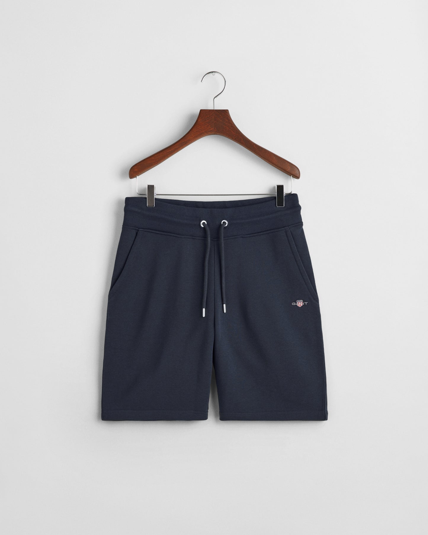 EVENING BLUE, REG SHIELD SWEAT SHORTS, FLAT-LAY BY GANT AU.