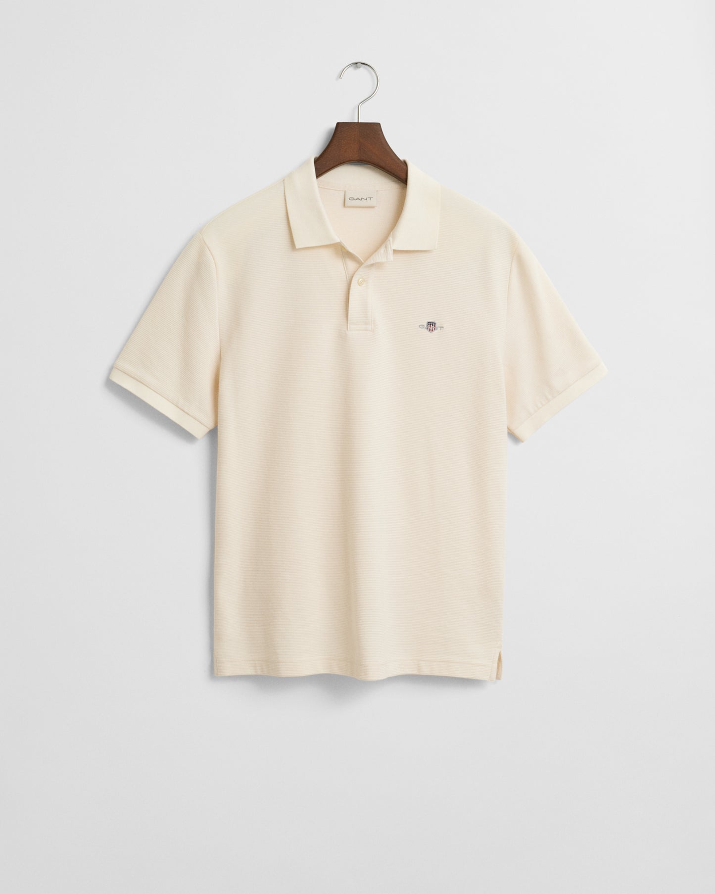 CREAM, TEXTURED POLO, FLAT-LAY BY GANT AU.