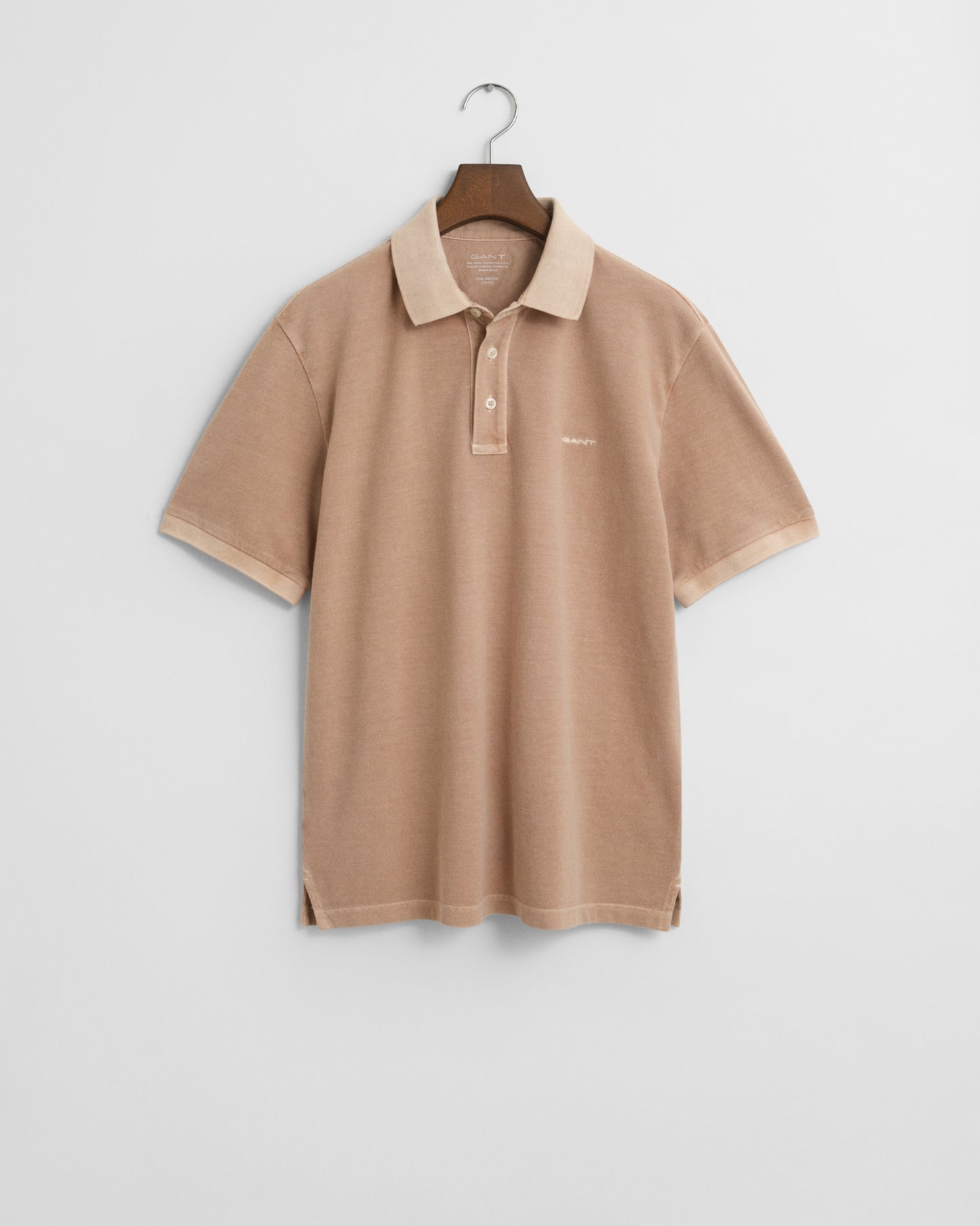 DRY SAND, SUNFADED SS POLO, FLAT-LAY BY GANT AU.