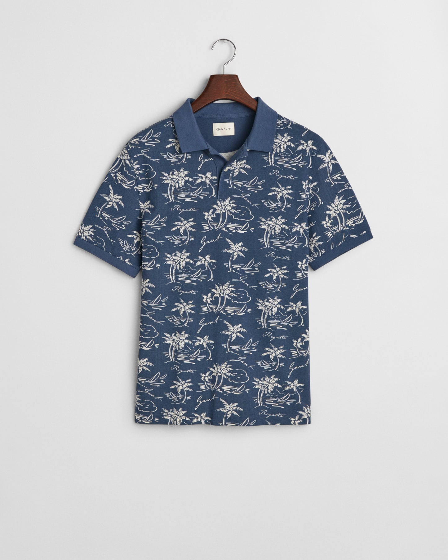 DUSTY NAVY, PRINTED SS POLO, FLAT-LAY BY GANT AU.