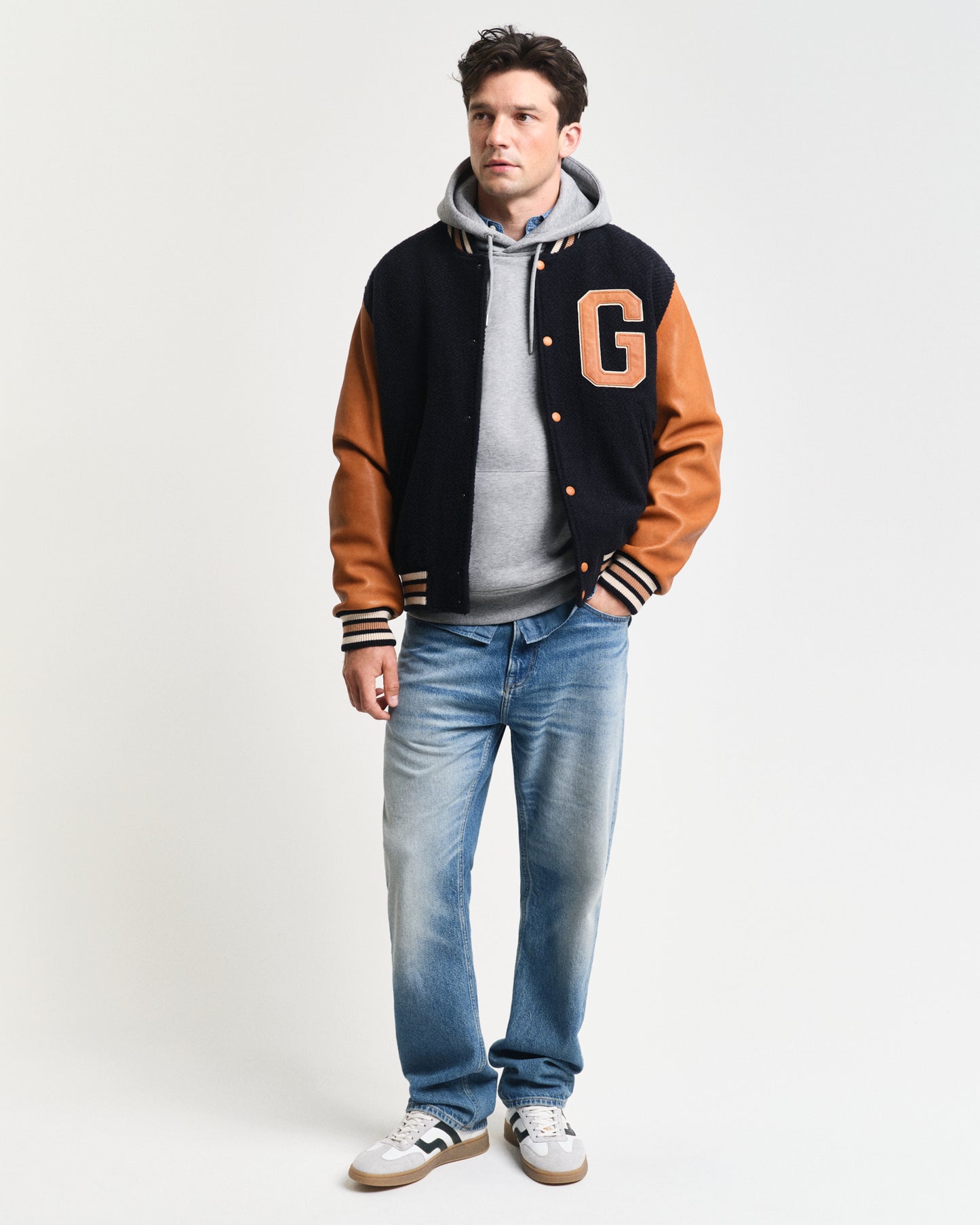GREY MELANGE, REG MEDIUM ARCHIVE SHIELD HOODIE BY GANT AU.