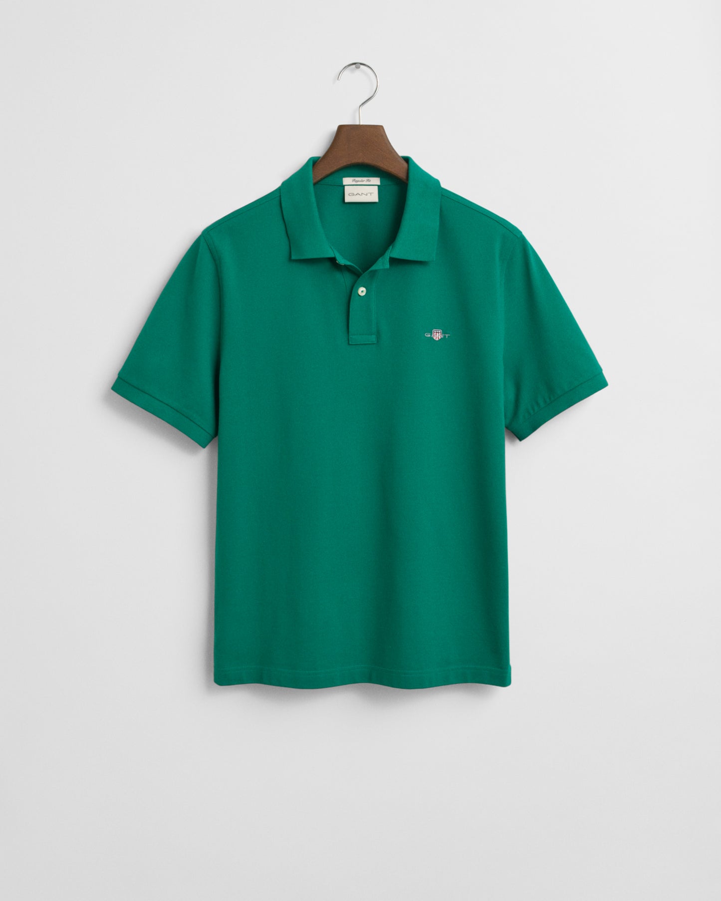 DEEP GREEN, REG SHIELD SS PIQUE POLO, FLAT-LAY BY GANT AU.