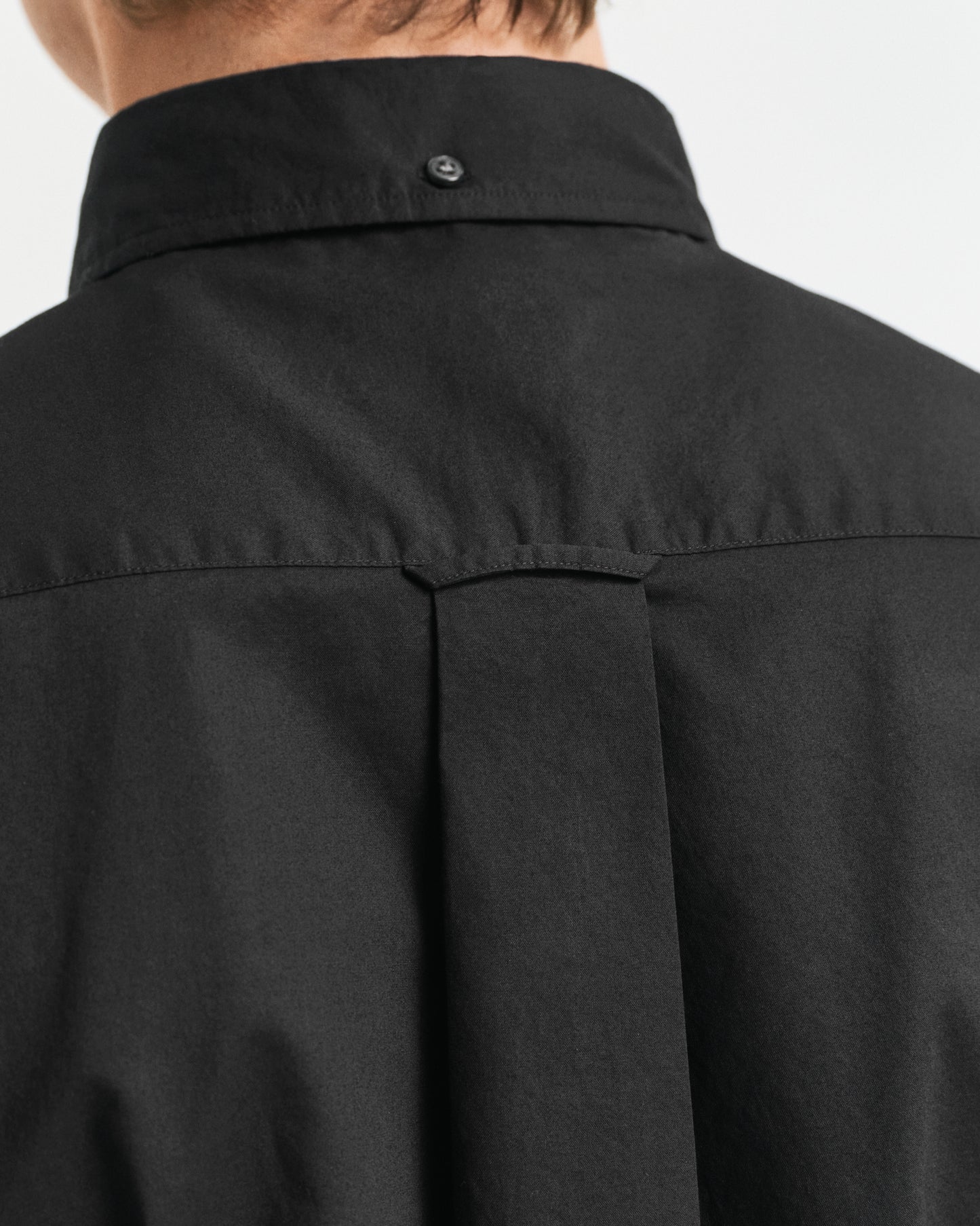 MODEL WEARING REG CLASSIC POPLIN SHIRT