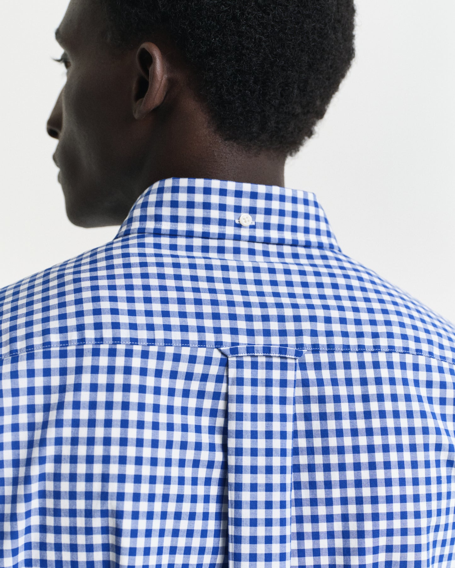 MODEL WEARING REG CLASSIC POPLIN GINGHAM SHIRT