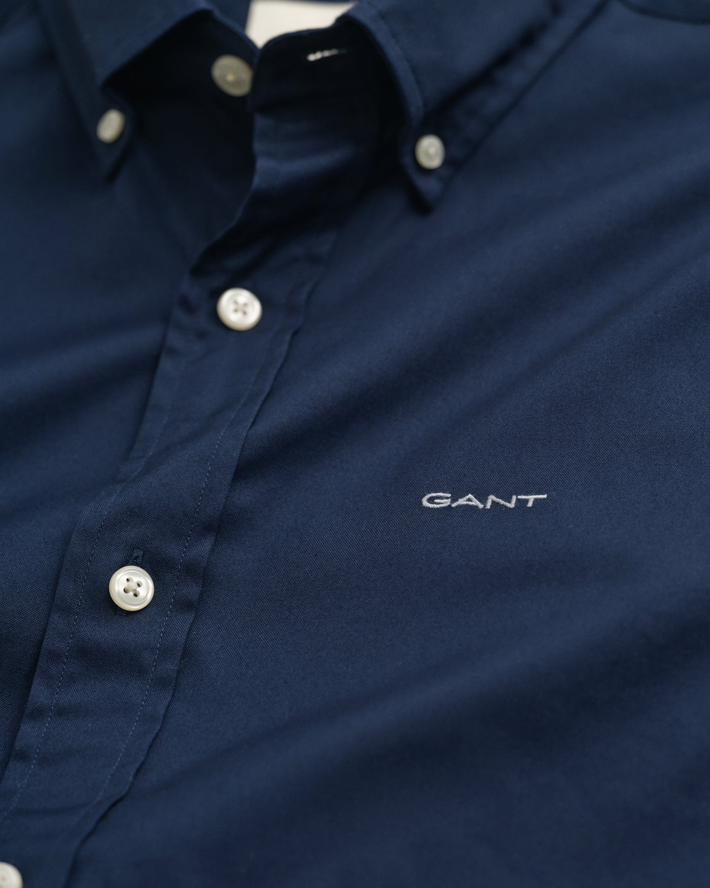 MARINE, SLIM PINPOINT OXFORD SHIRT, FLAT-LAY BY GANT AU.